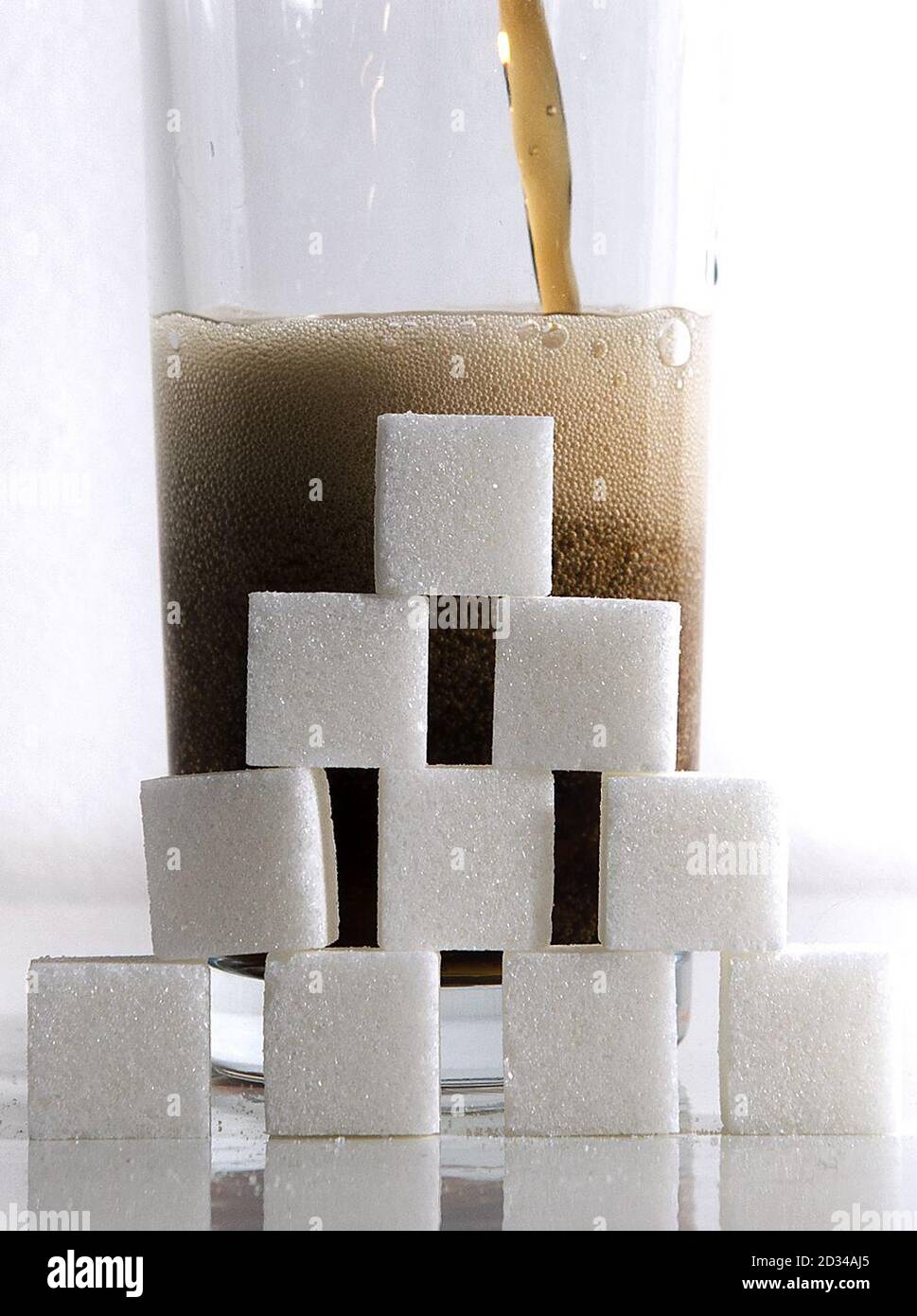 Ein kohlensäurehaltiges Cola-Getränk mit Zuckerwürfeln als zuckerhaltige Getränke könnte laut Forschung fast 8,000 Fälle von Typ-2-Diabetes pro Jahr verursachen. Stockfoto