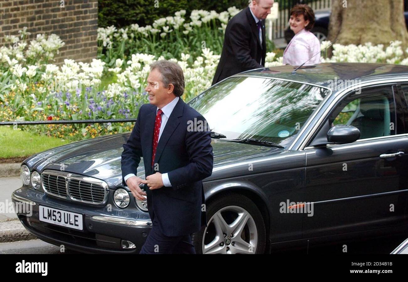 Tony Blair kommt zurück in Downing Street. Stockfoto