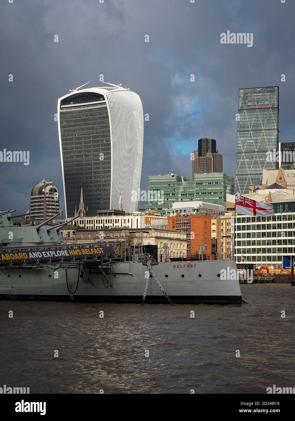 HMS Belfast und Walkie Talkie am Ufer der Themse London Stockfoto