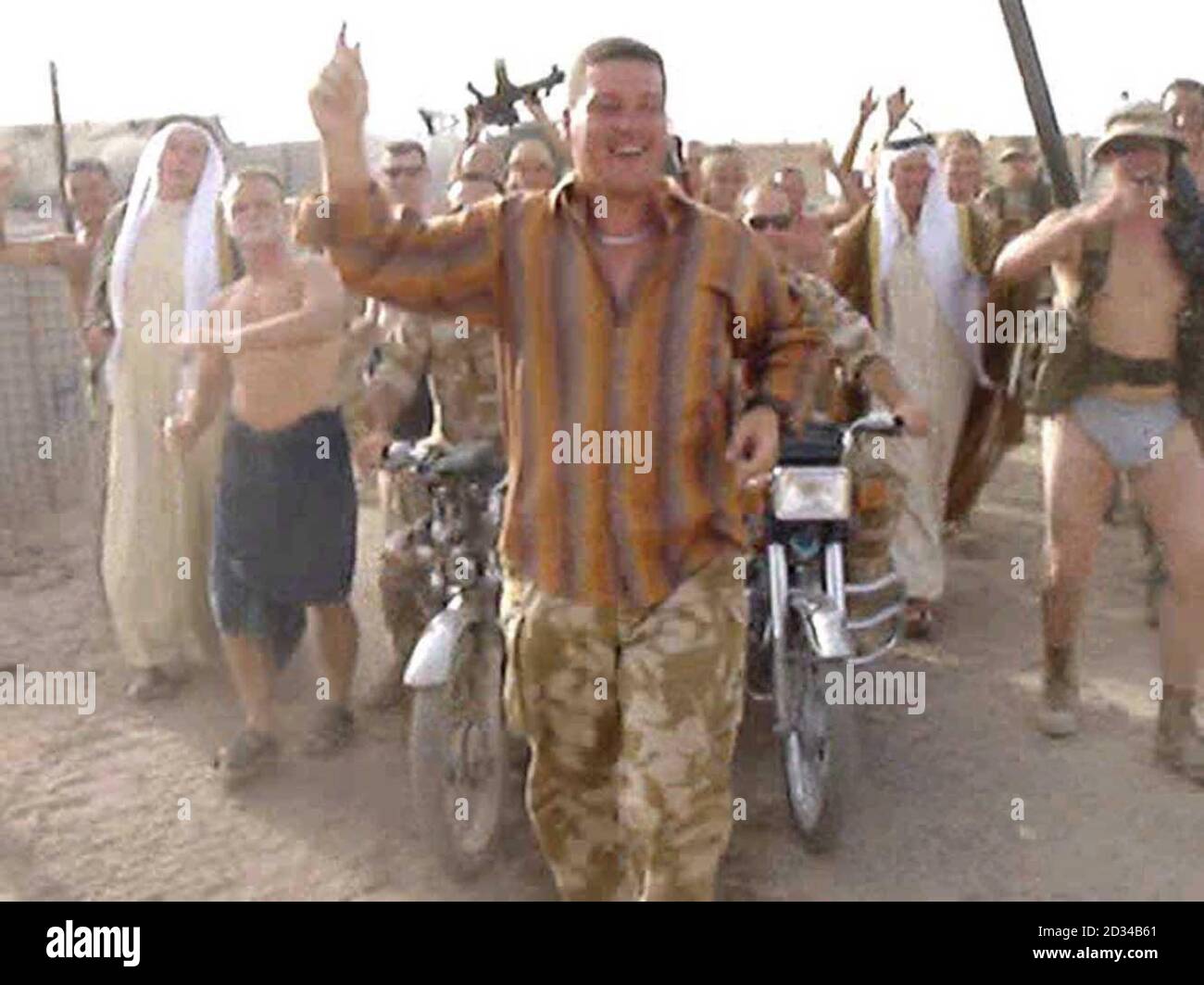 Videograb von Stabsfeldwebel Roger Parr (Mitte) vom Panzerregiment der Dragoon Guards, der die Rolle von Peter Kay in einer Squaddie-Parodie des Nummer-eins-Hits, is This the Way to Amarillo, der die Computer des Verteidigungsministeriums stürzte, übernimmt, Dienstag, 17. Mai 2005. Britische Truppen der Royal Dragoon Guards drehten das Heimvideo an ihrer Basis in Al Faw, bevor sie es an Armeefreunde in London Bit zurücksendeten Stockfoto