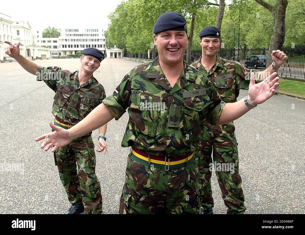 Royal Dragoon Guards (von links nach rechts) Sergeant Andy Stokoe, Staff Sergeant Roger Parr und Captain Mungo Ker, die ihre Version des Videos von Tony Christie gesungen und von Peter Kay auf ihrer Al Faw Basis imitiert, auf dem Paradeplatz in Wellington Barracks gedreht haben. Das Spoof-Video des Songs '(is This The Way to) Amarillo', von britischen Soldaten im Irak durchgeführt, stürzte Ministry of Defense Computer. Stockfoto