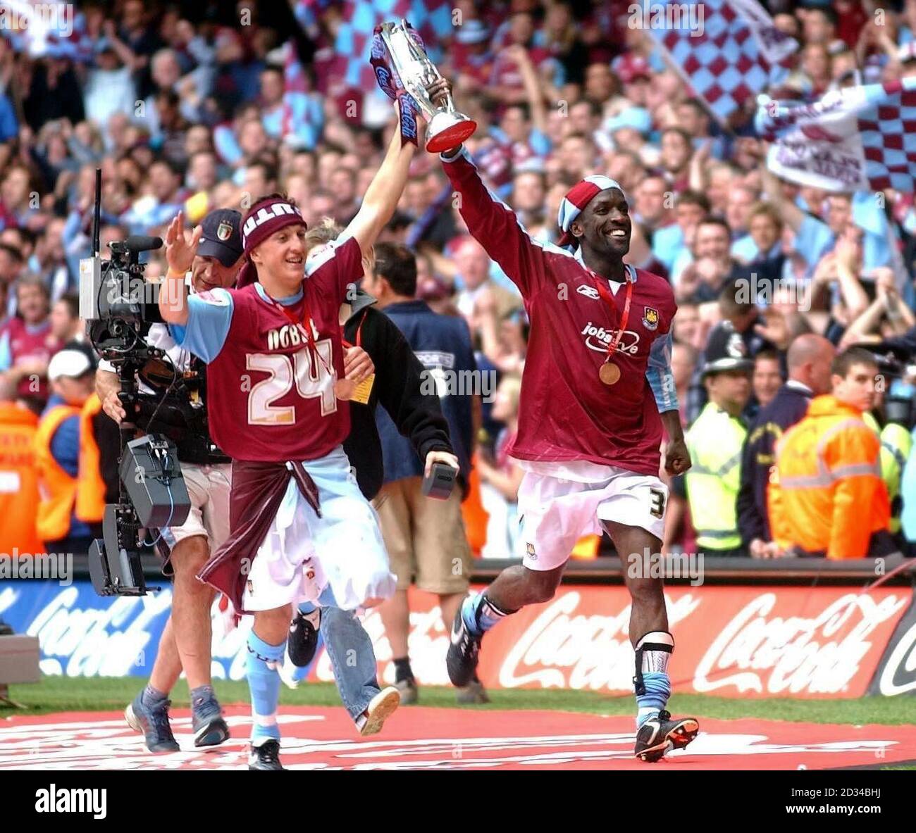 Mark Noble (L) von West Ham feiert mit Chris Powell, nachdem er das Play-off-Finale der Coca-Cola Championship gewonnen hat. Stockfoto