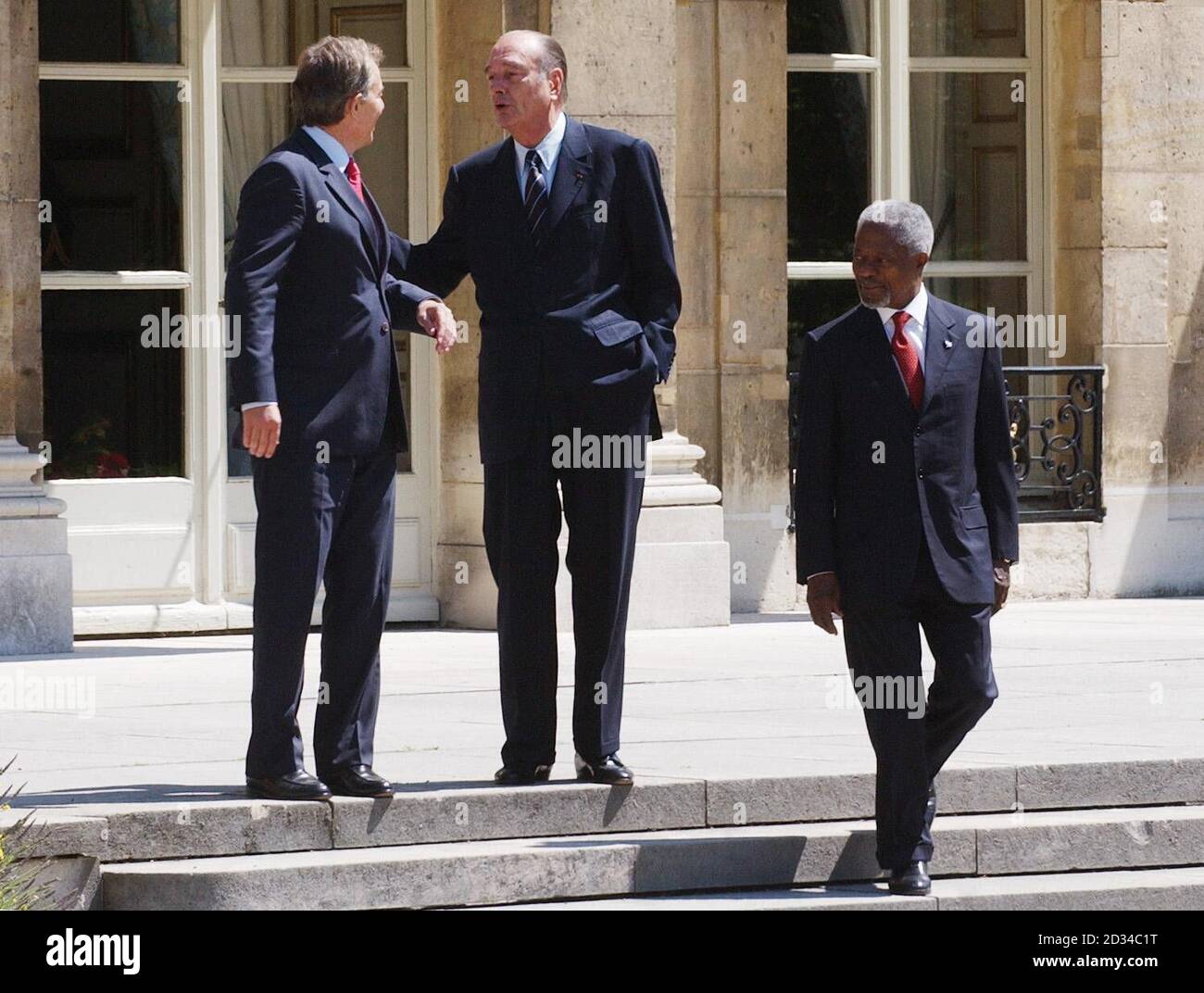 Der britische Premierminister Tony Blair (links) spricht mit dem französischen Präsidenten Jacques Chirac und UN-Generalsekretär Kofi Annan während eines Seminars der Vereinten Nationen, um den sogenannten "globalen Pakt" zwischen Wirtschaft und Politik zu beleuchten. Stockfoto