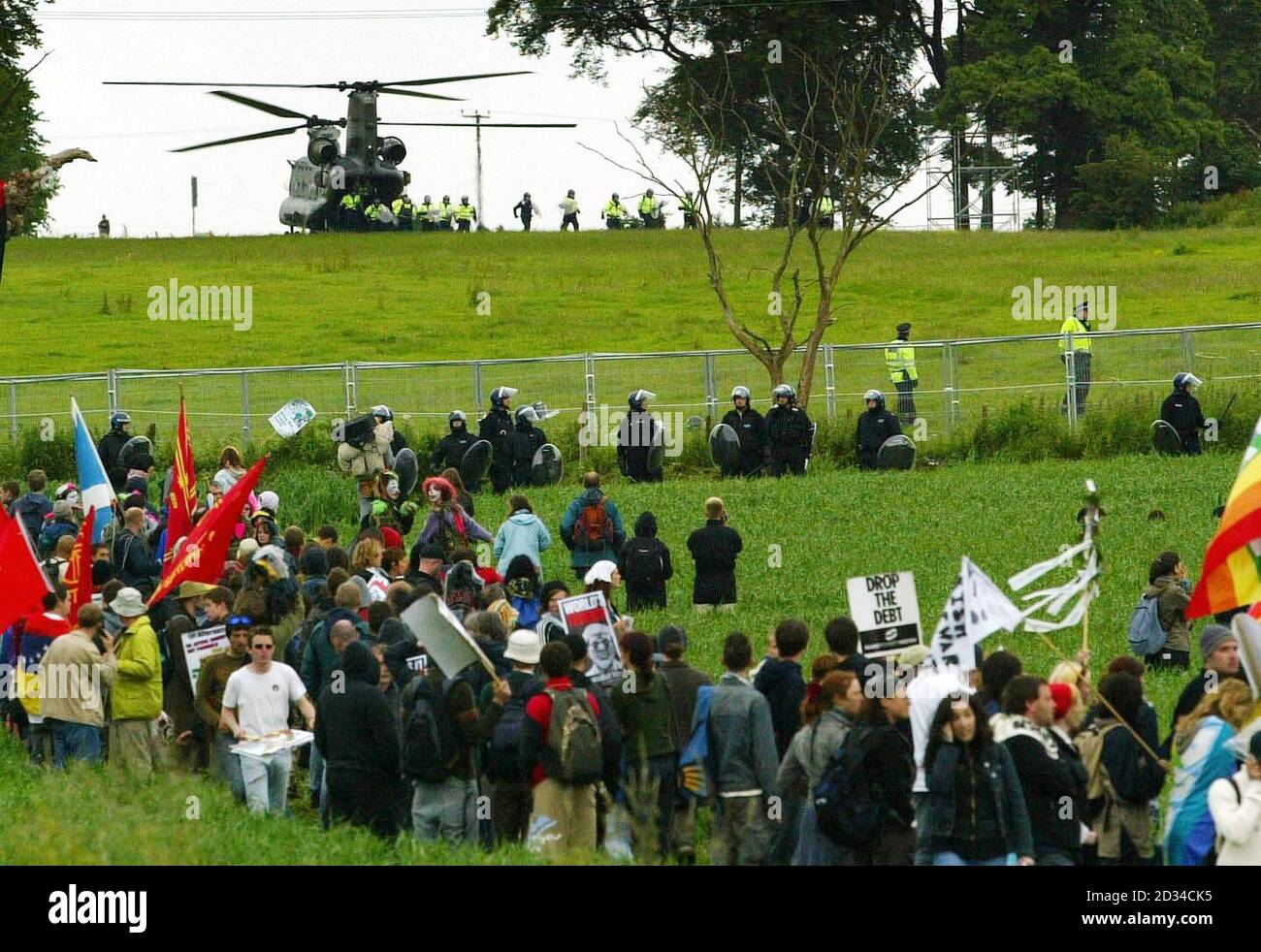 Polizeiverstärkungen (oben) werden per Hubschrauber eingezogen, nachdem Demonstranten den Sicherheitszaun bei Auchterarder um den G8-Gipfel in Gleneagles durchbrochen haben. Stockfoto