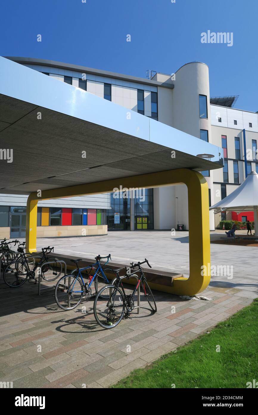 Fahrradschuppen vor dem modernen Gebäude des Royal Hospital for Children in Glasgow, Schottland Stockfoto