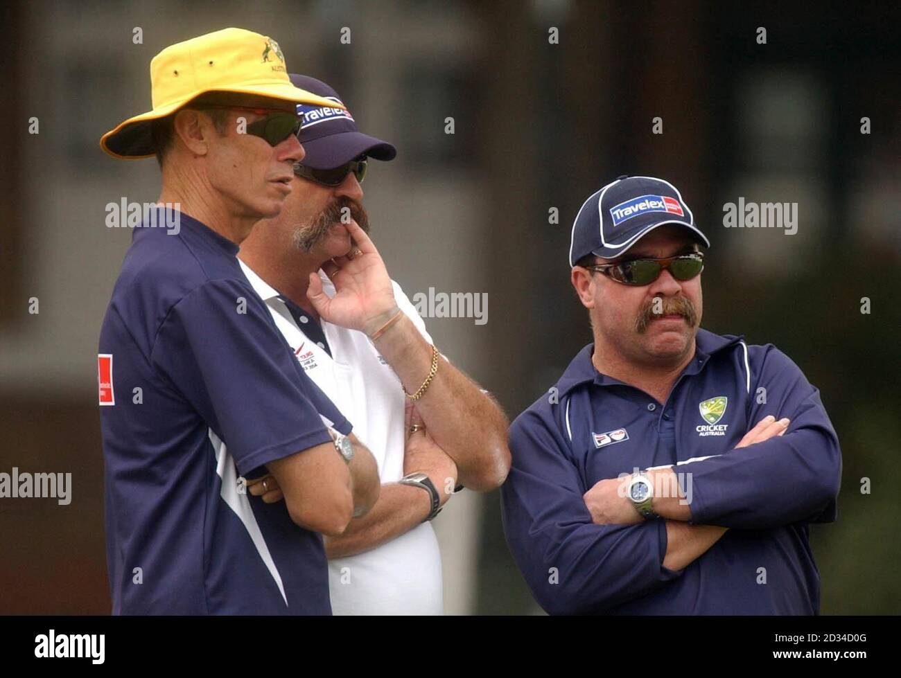 Der australische Teamtrainer John Buchanan (L) wird von den Testlegenden Merv Hughes und David Boon (R) begleitet, der eine Trainingseinheit betreut. Stockfoto