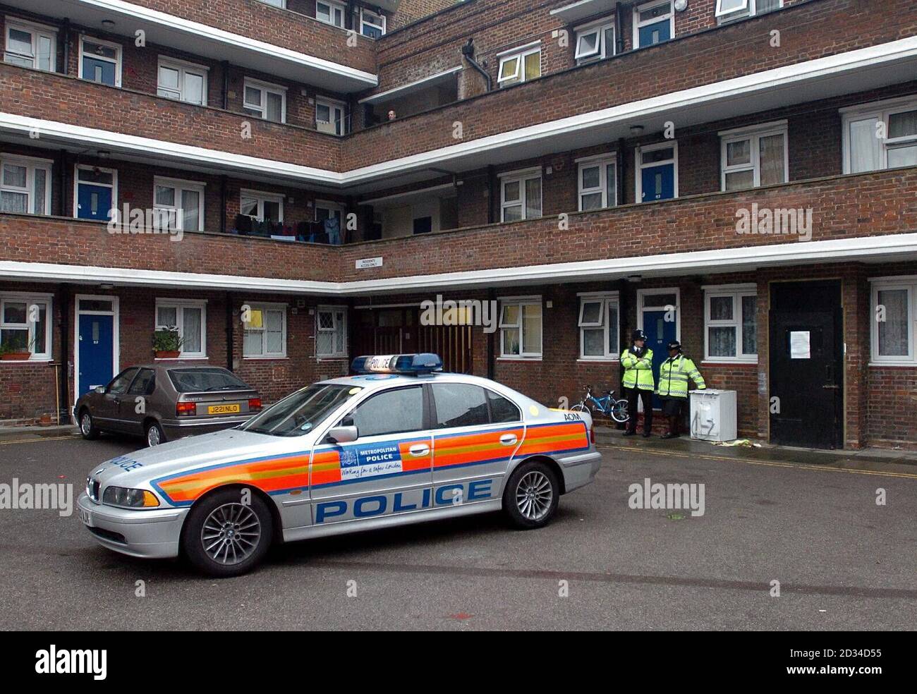 Polizeibeamte am Tatort, nachdem sich Dutzende von Polizisten in unmarkierten Transportern an einem Ort versammelt hatten, der 200 Meter von der U-Bahn-Station auf der Stockwell Road, South West London, entfernt ist. Zwei stark gepanzerte schwarze Polizeiwagen, begleitet von vier gekennzeichneten Polizeiwagen mit Licht und Sirenen, fuhren kurz nach 19.30 Uhr von der Szene weg. Stockfoto