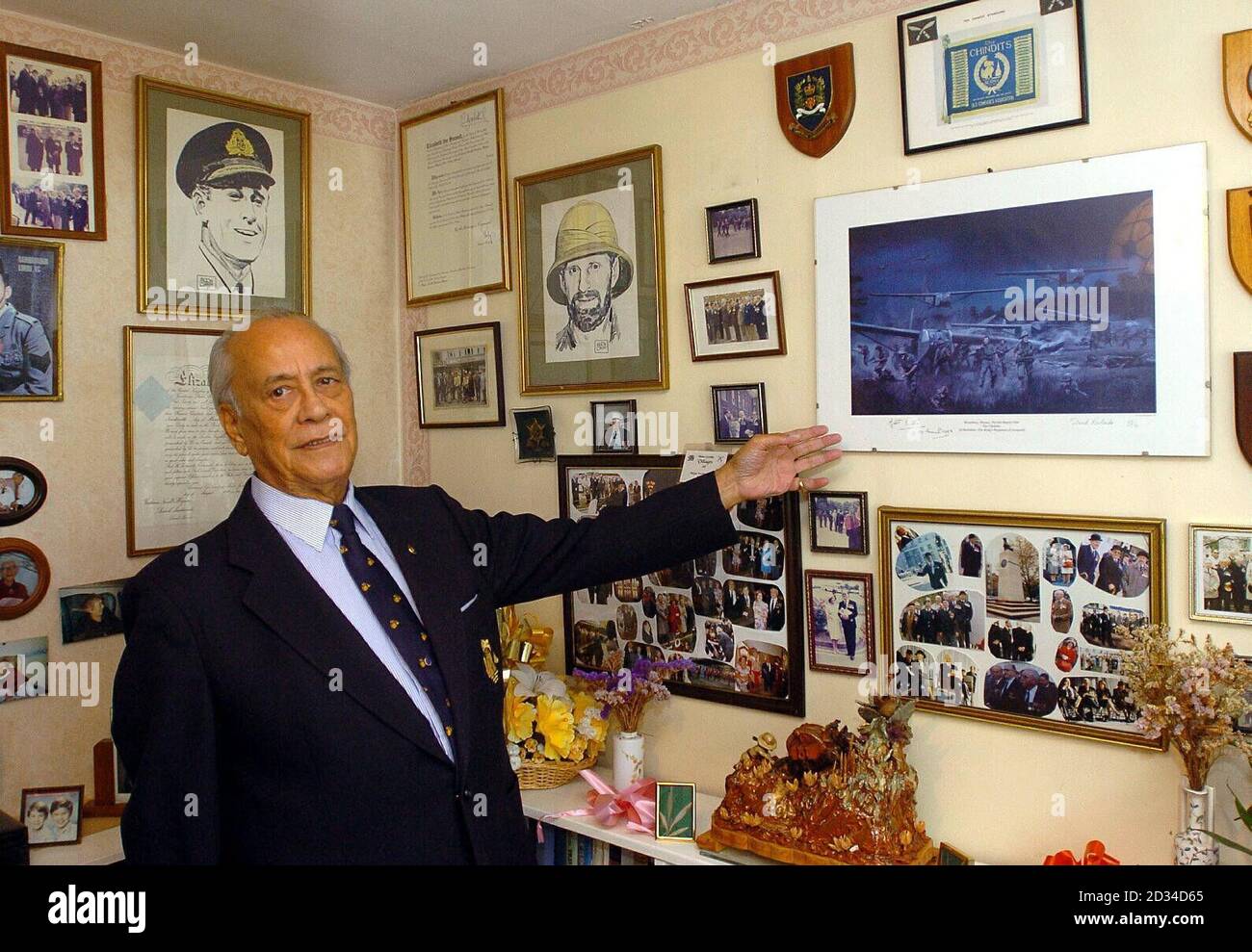 Major Neville Hogan, 84, ehemaliger chinesischer Soldat in Burma in seinem WW11-Museum in seinem Haus in Hemel Hempstead, Hertfordshire. Der in Burma geborene Hogan war erst 16 Jahre alt, als er sich 1939 die Geburtsurkunde seines Bruders ausborgte, um sich für die Burma Auxiliary Force zu qualifizieren. Im Jahr 1943 wurde eine Elite-Guerilla-Einheit, bekannt als die Chindits, erfolgreich hinter feindlichen Linien eingesetzt, um im von Japan besetzten Burma zu kämpfen. Stockfoto