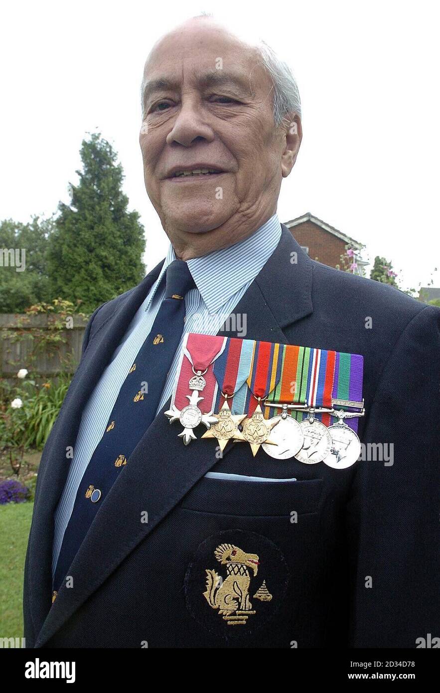 Major Neville Hogan, 84, ein ehemaliger chinesischer Soldat in Burma, zeigt seine Medaillen in seinem Haus in Hemel Hempstead, Hertfordshire. Der in Burma geborene Hogan war erst 16 Jahre alt, als er sich 1939 die Geburtsurkunde seines Bruders ausborgte, um sich für die Burma Auxiliary Force zu qualifizieren. Im Jahr 1943 wurde eine Elite-Guerilla-Einheit, bekannt als die Chindits, erfolgreich hinter feindlichen Linien eingesetzt, um im von Japan besetzten Burma zu kämpfen. Stockfoto