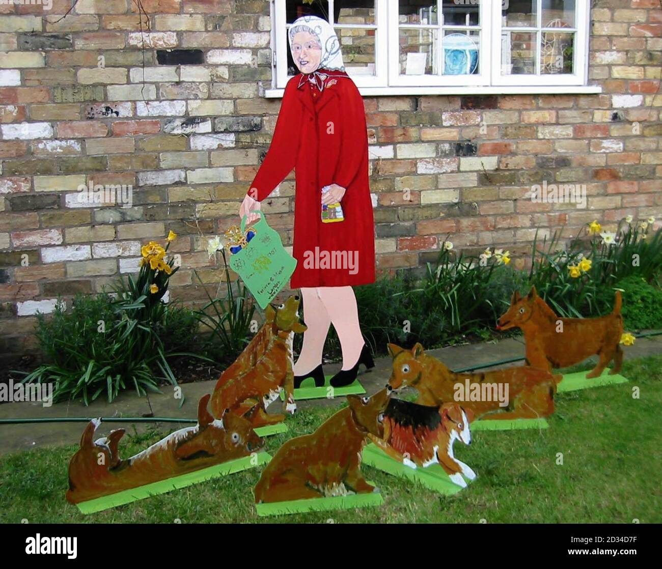 Die Polizei sucht nach Dieben, die eine lebensgroße Edelstahlskulptur der Königin vor dem Haus der Künstlerin Sue Kafka-Ellis aus Cottenham, Cambridgeshire, gestohlen haben. Die Skulptur wurde vor drei Jahren für das Goldene Jubiläum der Königin geschaffen.die Skulptur zeigt die Königin in Kopftuch und Mantel gekleidet - und wird von sechs Corgis aus Edelstahl begleitet. Stockfoto