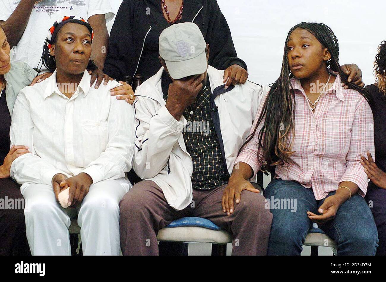 Die Familie des ermordeten Teenagers Anthony Walker (L-R Mutter Gee, Vater Steve und Schwester Dominique), am Ort seines Todes in der Gegend von Huyton in Liverpool. Ein Mann wurde heute wegen des Verdachts des Mordes nach einem rassistischen Angriff auf Anthony mit einer Axt Polizei sagte verhaftet. Anthony Walker, ein 18-jähriger schwarzer A-Schüler, wurde bei dem „bösartigen und unprovozierten“ Angriff in einem Park in der Nähe seines Hauses in Huyton mit der Axt in seinen Schädel eingelassen. Stockfoto
