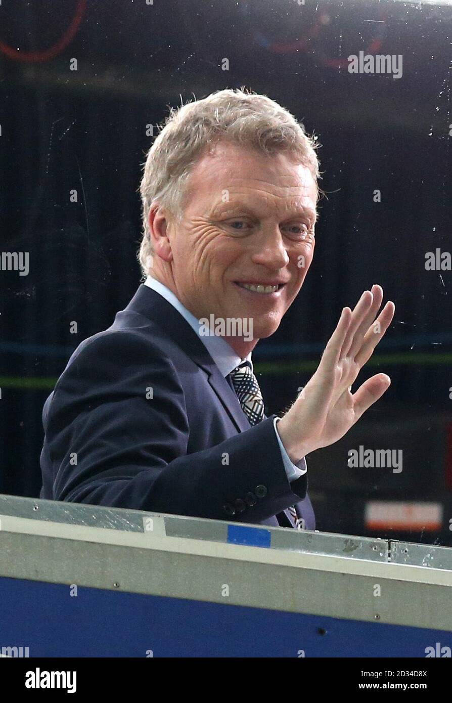 Der ehemalige Everton und Manchester United Manager David Moyes sieht sich während des Capital One Cup, Halbfinals, des ersten Leg Matches im Goodison Park, Liverpool, aus einem Fernsehstudio an. Stockfoto