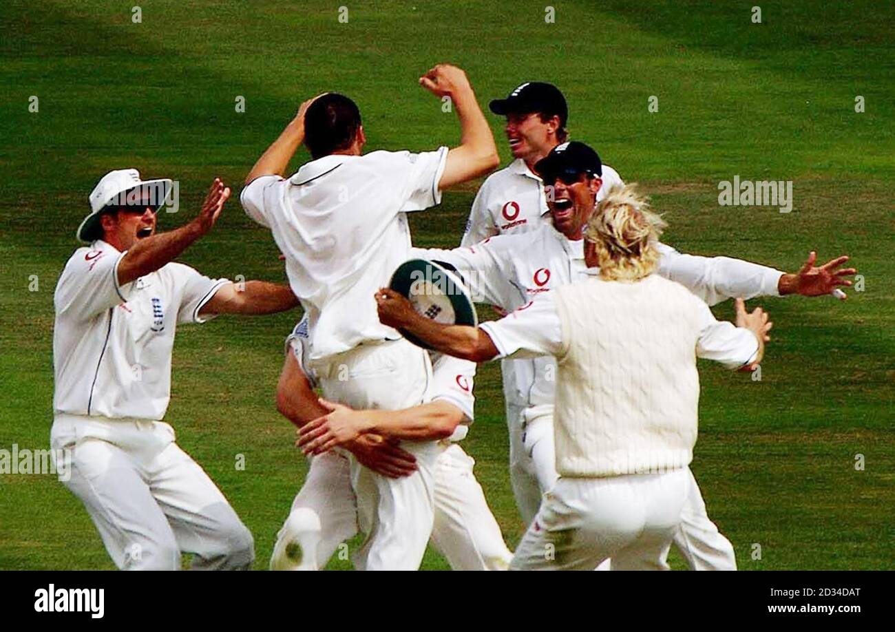 Der englische Steve Harmison (Mitte links) wird von Teamkollegen gequatscht, nachdem er das letzte Wicket des australischen Michael Kasprowicz genommen hat, das am vierten Tag von Wicketkeeper Geraint Jones gefangen wurde. Stockfoto