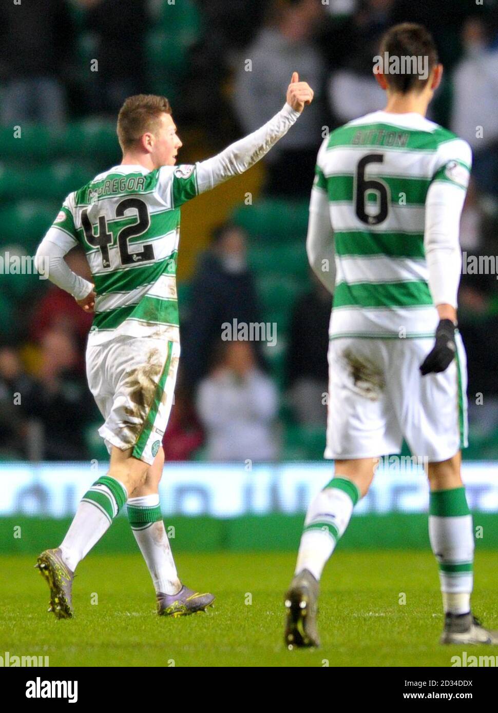 Celtic's Callum McGregor feiert Scoring ihr achtes Tor des Spiels während der Ladbrokes Scottish Premiership im Celtic Park, Glasgow. Stockfoto