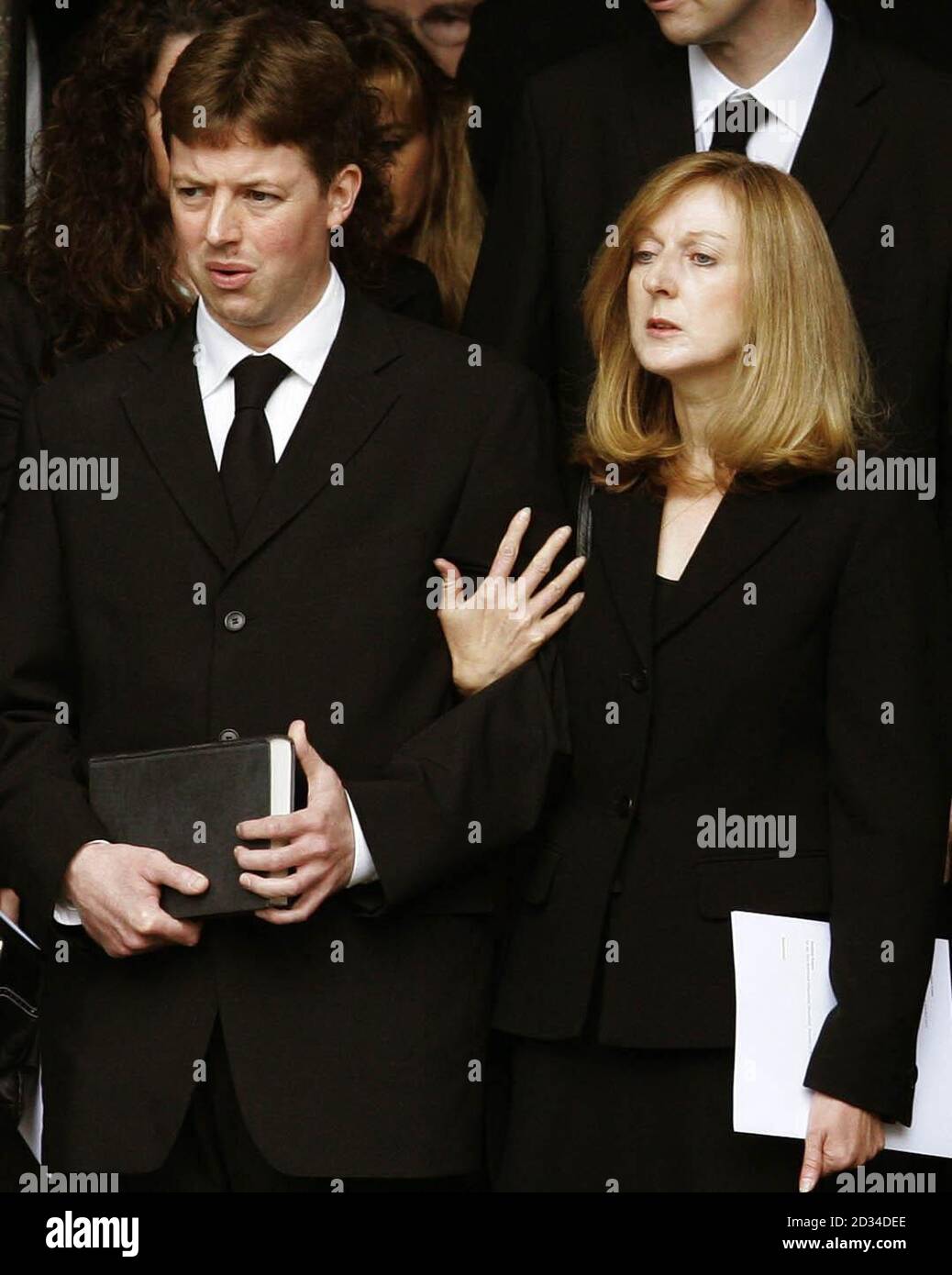 Robin Cooks Sohn Chris Cook mit seiner Witwe Gaynor (rechts) verlassen das Hotel nach der Beerdigung des ehemaligen Außenministers Robin Cook in der St. Giles Cathedral. Stockfoto