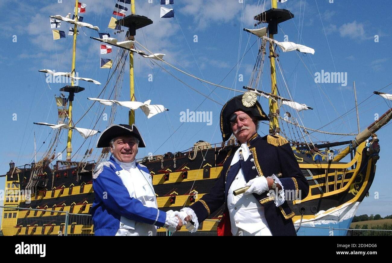 Lord Nelson (Barrie Saturley, rechts) trifft Napoloen (Dave Kelly) vor der HMS Victory. Das Modellschiff im halben Maßstab soll im Rahmen der Trafalgar-Feierlichkeiten verbrannt werden. Stockfoto