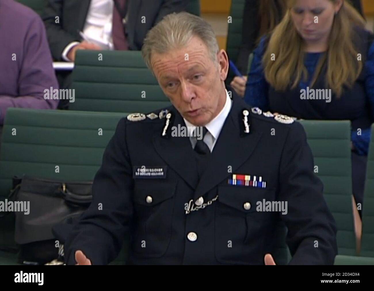 Der metropolitan Police commissioner Sir Bernard Hogan-Howe gibt dem Innenausschuss des Unterhauses in London Beweise nach heftigen Kontroversen über Ermittlungen im Zusammenhang mit prominenten Persönlichkeiten. Stockfoto