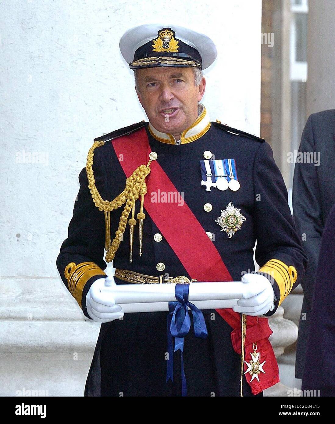 Der erste Sea Lord, Sir Ian West mit der Trafalgar-Abfertigung im Old Admiralty Building in Whitehall, London, Freitag, 9. September 2005. Der New Trafalgar Dispatch ist ein modernes Fest der Reise mit Nachrichten von Trafalgar vor 200 Jahren. DRÜCKEN Sie VERBANDSFOTO. Bildnachweis sollte lauten: Michael Stephens/PA Stockfoto