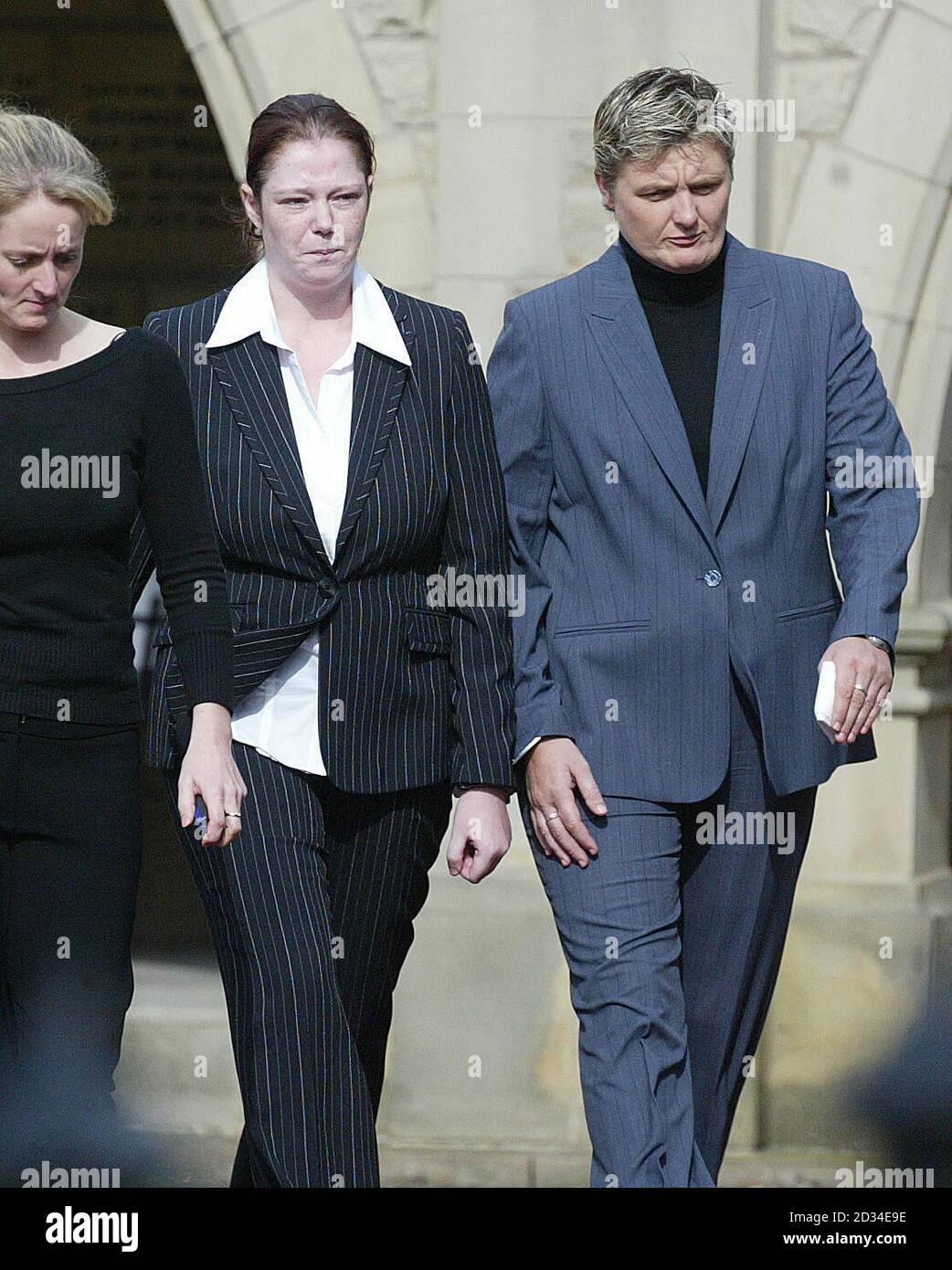 Danielle jammert von Gefängnisbeamten, als sie am Montag, den 19. September 2005, in Newcastles West Road Crematorium für die Beerdigung ihres vier Monate alten Sohnes Alexander Gallon eintrifft, der letzten Monat bei einem Hausbrand in der Stadt starb. Seitdem ist sie wegen seines Mordes vor Gericht erschienen. Siehe PA Geschichte BEERDIGUNG Feuer. DRÜCKEN Sie VERBANDSFOTO. Bildnachweis sollte lauten: Owen Humphreys / PA. Stockfoto