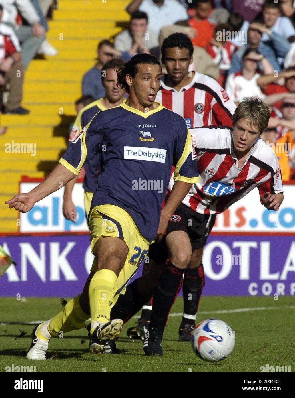 Derby Mounir El Hamdaoui (L) kämpft mit Leigh Bromby von Sheffield United während des Coca-Cola Championship-Spiels in Bramhall Lane, Sheffield, Samstag, 24. September 2005. DRÜCKEN Sie VERBANDSFOTO. Bildnachweis sollte lauten: PA. DIESES BILD KANN NUR IM RAHMEN EINER REDAKTIONELLEN FUNKTION VERWENDET WERDEN. KEINE INOFFIZIELLE CLUB-WEBSITE. Stockfoto