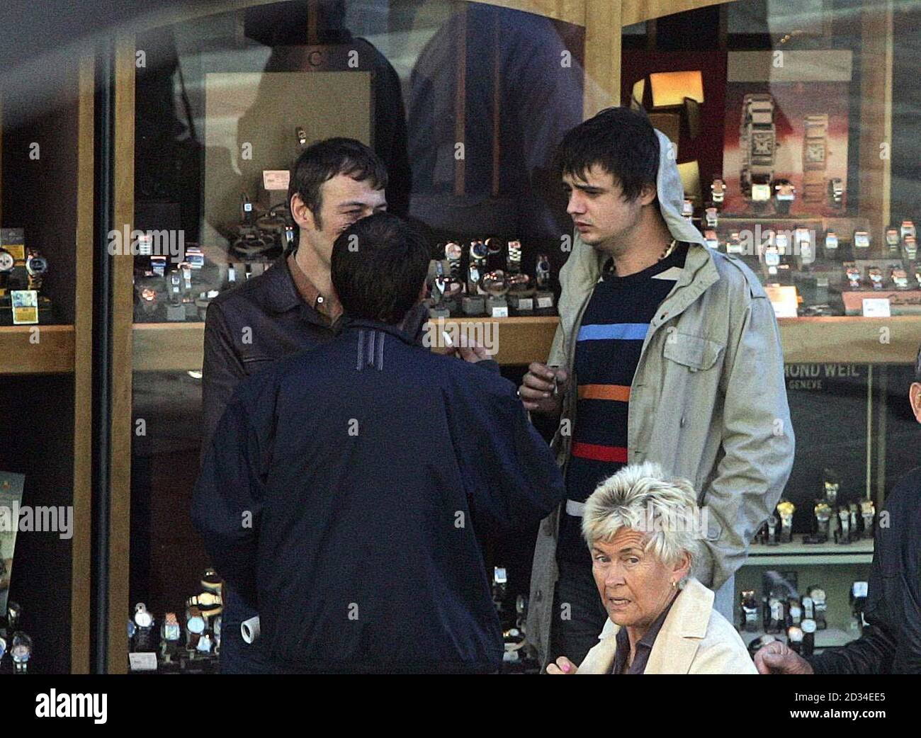 Babyshambles Frontmann Pete Doherty (R) in Newcastle, Dienstag, 27. September 2005, vor seinem Auftritt an der Northumbria University heute Abend. DRÜCKEN Sie VERBANDSFOTO. Bildnachweis sollte lauten: Owen Humphreys/PA Stockfoto
