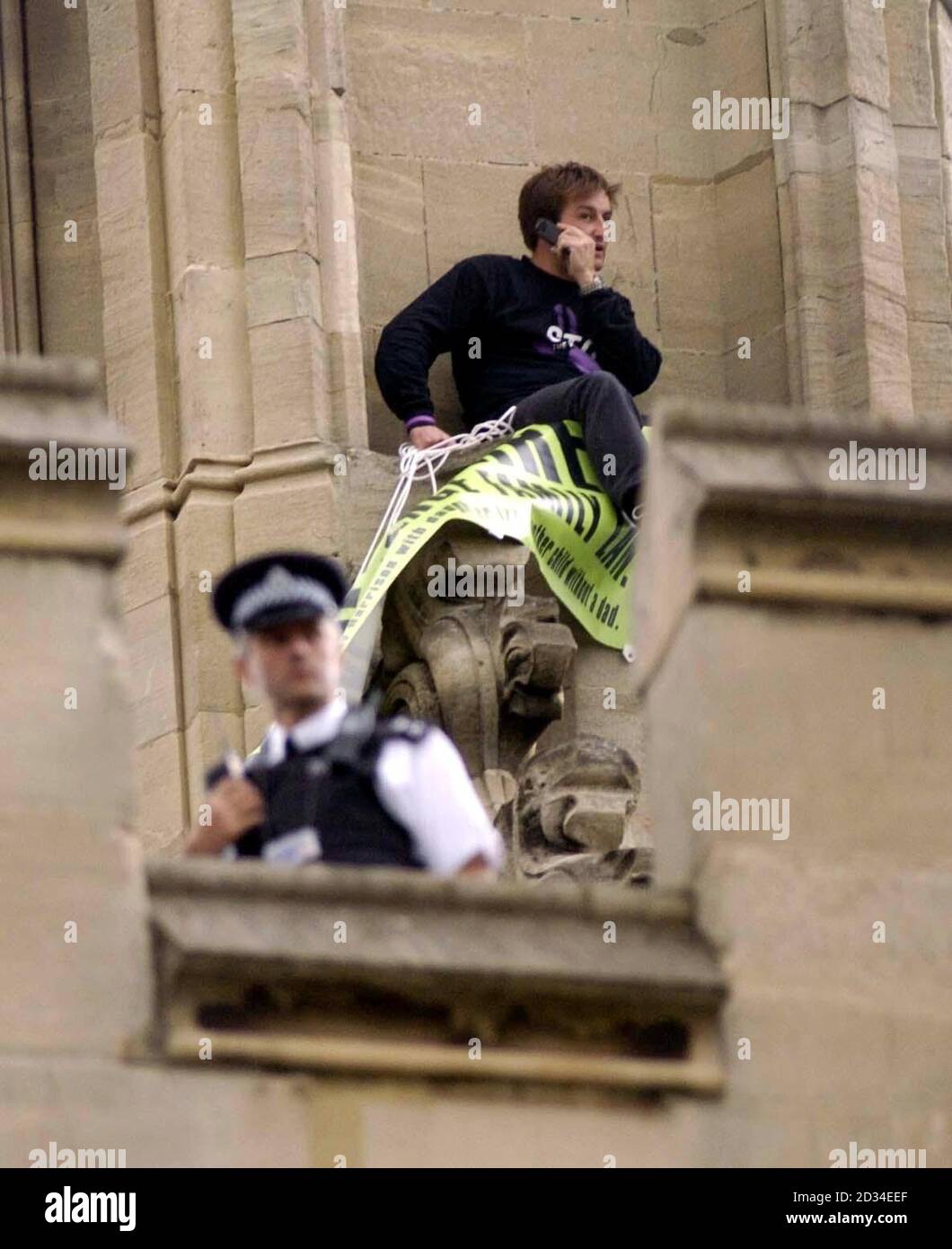 Guy Harrison A Fathers 4 Gerechtigkeit Protestler auf dem Dach der Houses of Parliament Dienstag 27 September 2005. Herr Harrison, der vor einem Jahr wegen seiner Beteiligung an der Pulverbombardierung von Tony Blair in der Unterhauskammer zu einer Geldstrafe verurteilt wurde, behauptete, er sei ein widerstrebiger Protestler. "Das Letzte, was wir tun wollen, ist diesen extrem hohen, extrem windigen Ort zu skalieren, um unsere Geschichten zu erzählen", sagte er dem ITV News Channel. Siehe PA Story POLICE Fathers. DRÜCKEN Sie VERBANDSFOTO. Bildnachweis sollte lauten: Ian Nicholson/PA. Stockfoto