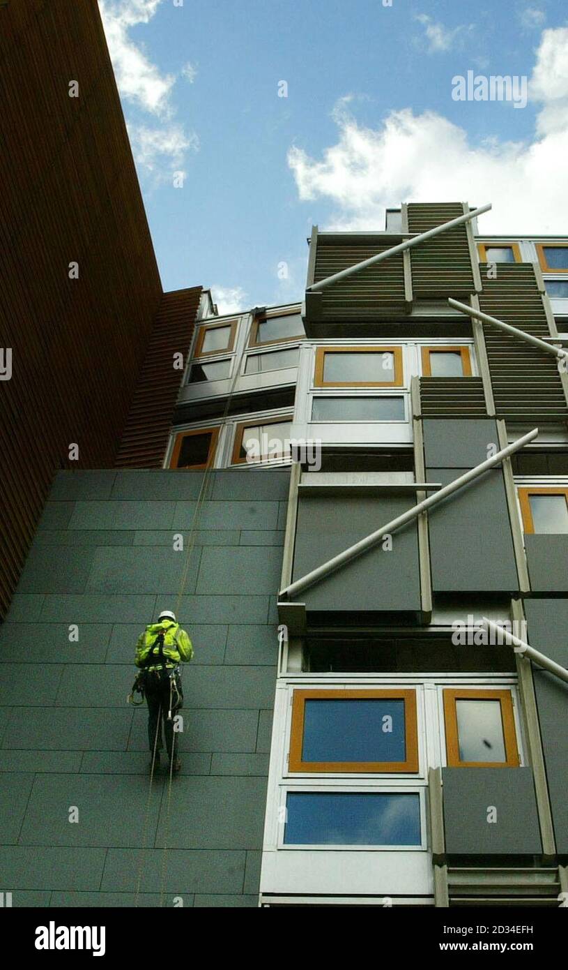 Arbeiter des schottischen Parlaments in Edinburgh befestigen das Netz an der Vorderseite des neuen Gebäudes, um Vögel zu stoppen, die um die Fenster nisten, Donnerstag, 29. September 2005. DRÜCKEN Sie VERBANDSFOTO. Bildnachweis sollte lauten: David Cheskin/PA Stockfoto