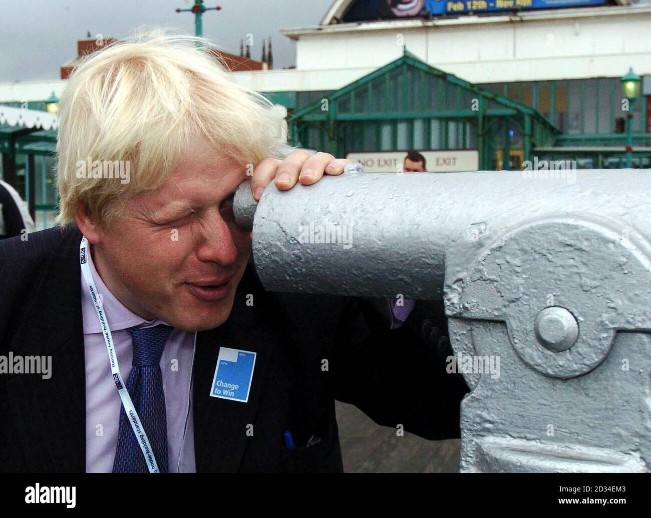 Boris Johnson der konservative Abgeordnete für Henley schaut durch ein Teleskop auf dem North Pier in Blackpool, Montag, 3. Oktober 2005 am ersten Tag der Konservativen Konferenz. Der farbenfrohe Tory-Abgeordnete Boris Johnson sagte heute, er finde die Idee, dass Gordon Brown jeden Führer der Konservativen Partei bei einer Parlamentswahl besiegen könnte, "absolut unglaublich". Das Mitglied des Herausgebers von Henley and Spectator, das David Camerons Führungsangebot unterstützt, sagte, dass er nicht für die anfechtigen Führer sei, die versuchen, Tony Blair nachzuahmen, sondern einen neuen Ansatz für den Konservatismus forderte. Rede an einem Konferenzrand Stockfoto