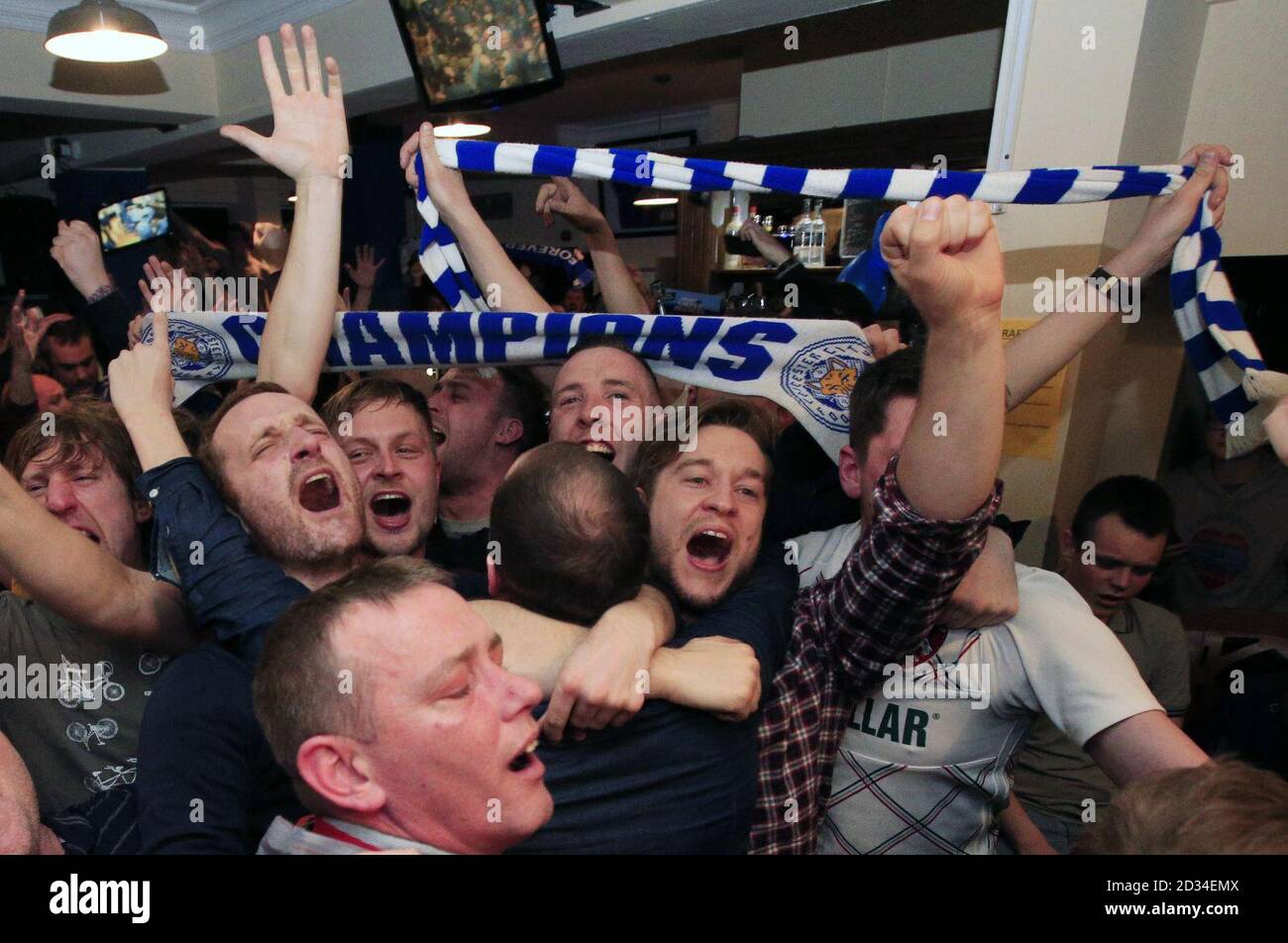 Die Fans von Leicester City feiern in der Market Tavern in Leicester, nachdem sie ihre Mannschaft nach dem Unentschieden von Tottenham Hotspur 2-2 gegen Chelsea zum Barclays Premier League Champion gekrönt haben. Stockfoto