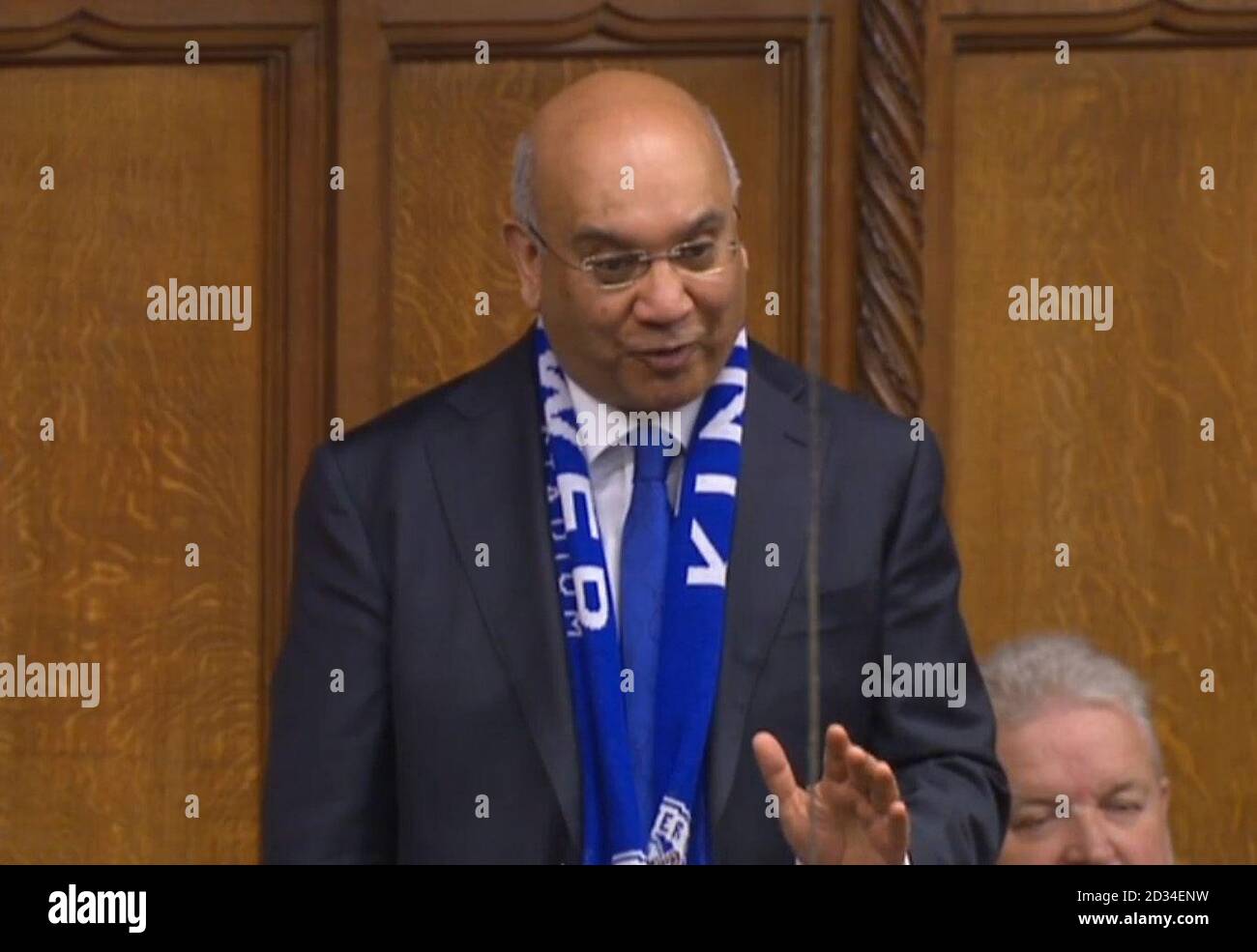 Der Abgeordnete Keith Vaz aus Leicester East trägt einen FC Schal aus Leicester City, während er im Londoner Unterhaus bei den Fragen des Premierministers spricht. Stockfoto