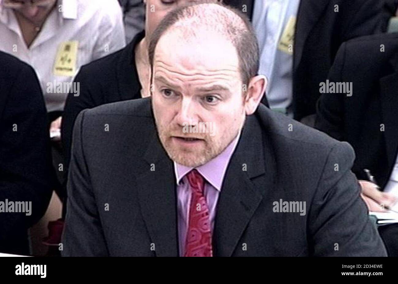 BBC-Generaldirektor Mark Thompson und BBC-Vorsitzender Michael Grade (nicht abgebildet) stehen einem Ausschuss von Abgeordneten, um ihren Fall vorzubringen, um die Lizenzgebühr um 2.3% über die Inflation jedes Jahr zu erhöhen, Dienstag, den 11 2005. Oktober. Nach dem Plan könnte die aktuelle Gebühr von Â£126.50 bis 2013 auf fast Â£170 steigen. Das entspricht einem durchschnittlichen jährlichen Anstieg von Â£3.14 pro Haushalt vor der Inflation. Thompson sprach sich für die oben genannte Inflation Lizenzgebühr Abrechnung von 2007 bis 2013, sagen, dass das zusätzliche Geld benötigt wird, um die digitale Umstellung zu finanzieren und bessere Qualität Originalprogramme statt Endles produzieren Stockfoto