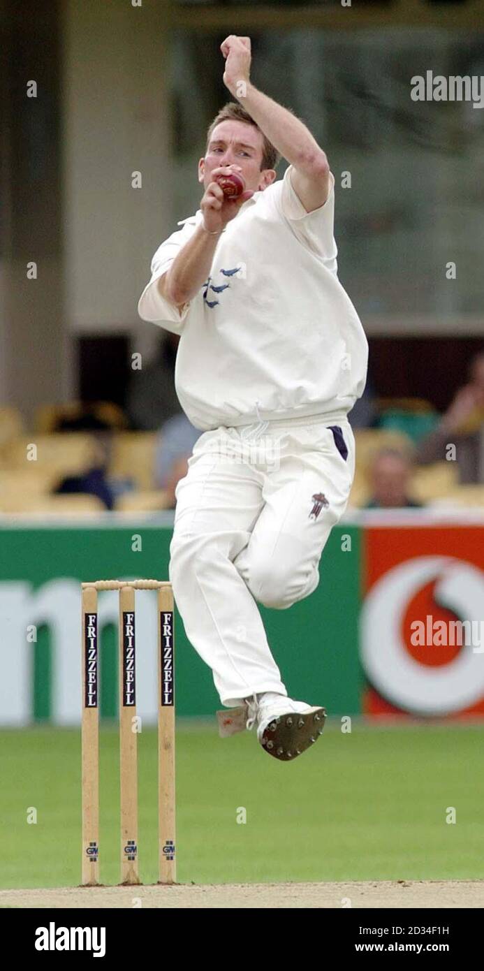 Bibliotheksdatei vom 24/08/2004 von Sussex's James Kirtley. Kirtley wurde von der England und Wales Cricket Board suspendiert, nachdem wissenschaftliche Analyse seiner Bowling-Aktion festgestellt, dass es illegal ist, Montag, 17. Oktober 2005. Siehe PA Geschichte CRICKET Kirtley. DRÜCKEN Sie VERBANDSFOTO. Photo Credit sollte lauten: DAVID JONES/PA. Stockfoto