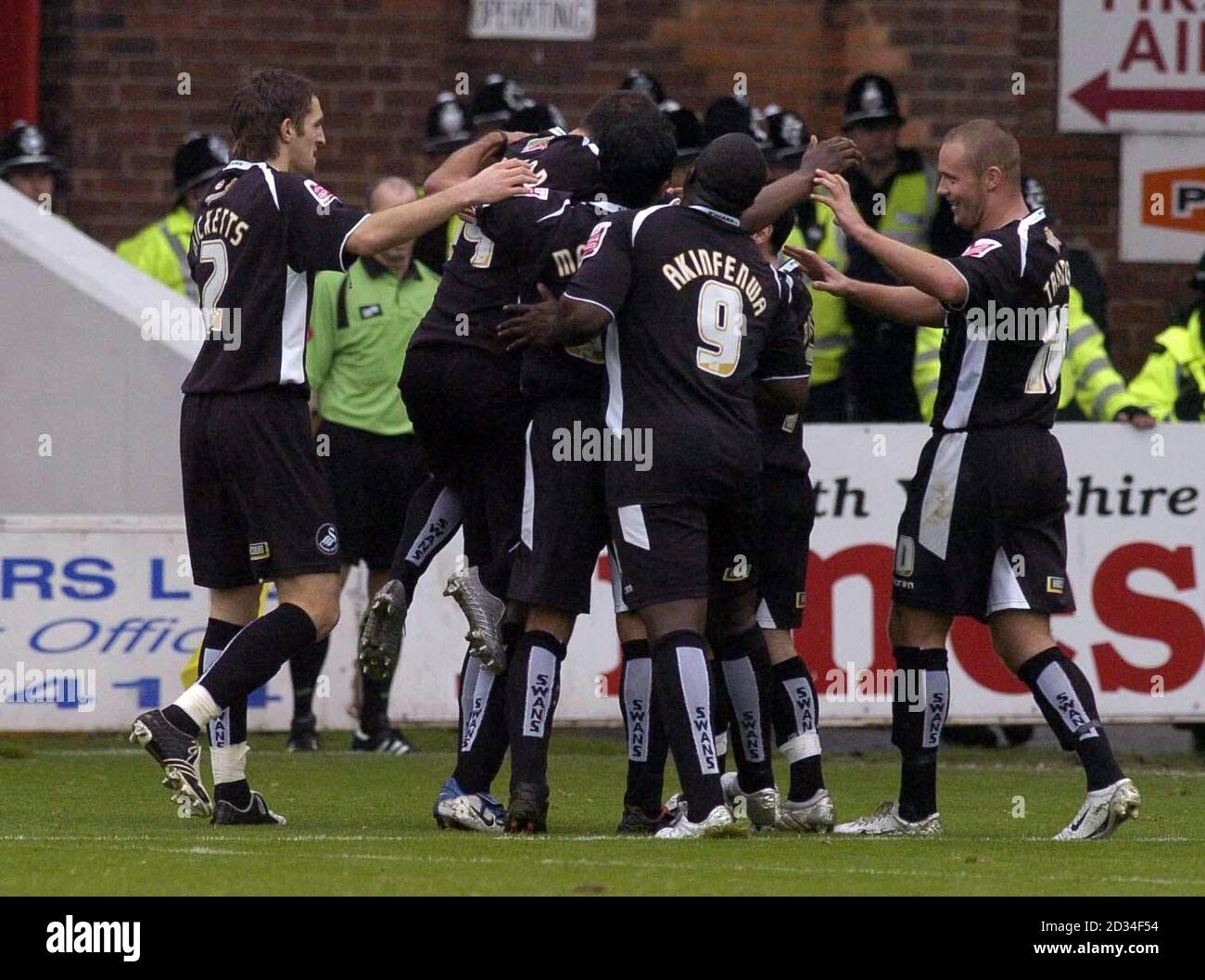 Swansea's Marcus Bean (versteckt) feiert Torreigen mit Teamkollegen während des Coca Cola League One Matches gegen Rotherham im Millmoor Ground, Rotherham, Samstag, 22. Oktober 2005. Rotherham zog 2-2 mit Swansea. DRÜCKEN Sie VERBANDSFOTO. Bildnachweis sollte lauten: PA. DIESES BILD KANN NUR IM RAHMEN EINER REDAKTIONELLEN FUNKTION VERWENDET WERDEN. KEINE INOFFIZIELLE CLUB-WEBSITE. Stockfoto