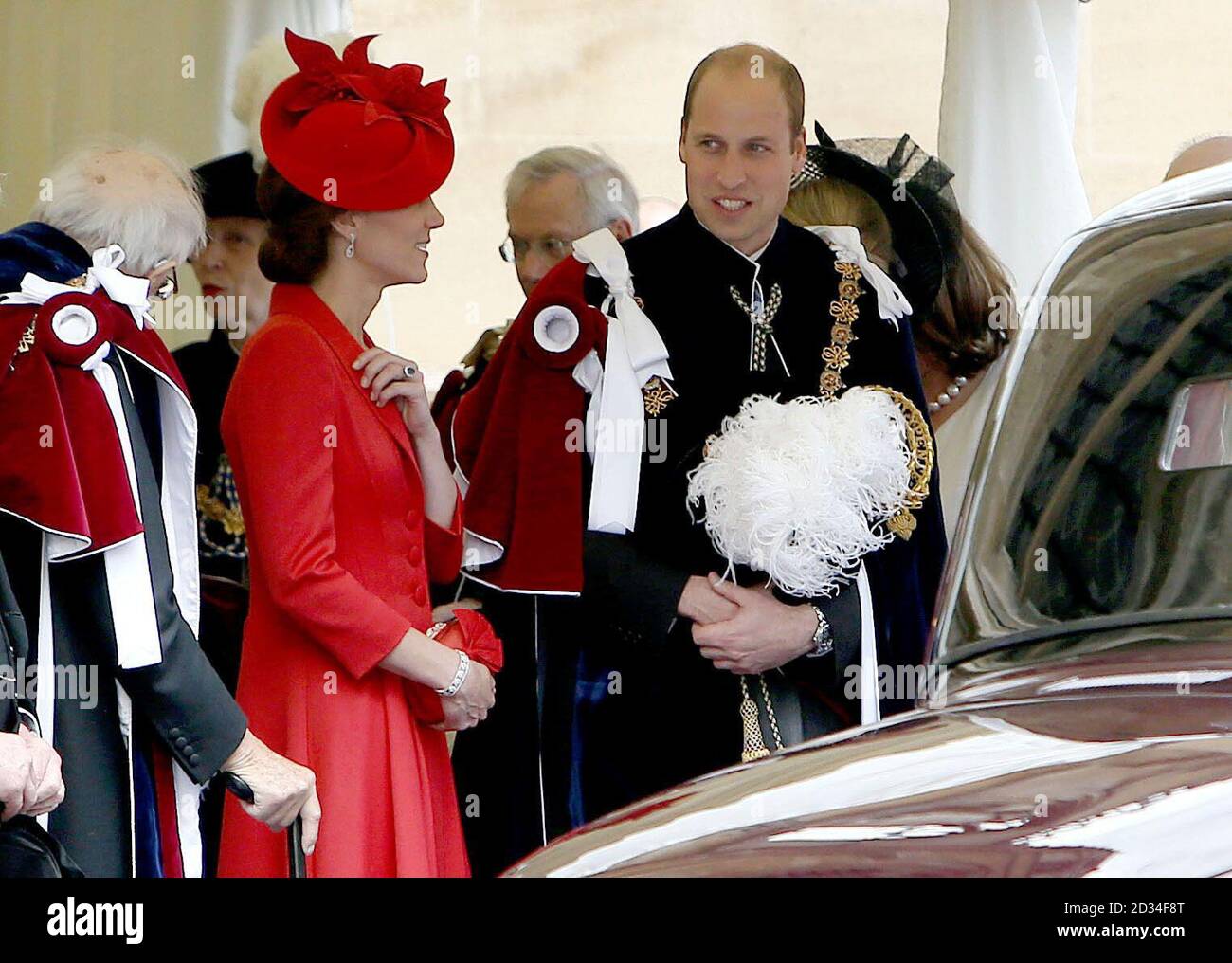 Der Herzog und die Herzogin von Cambridge verlassen die jährliche Bestellung des Hosenbandordens Service an Str. Georges Kapelle, Windsor Castle. Stockfoto