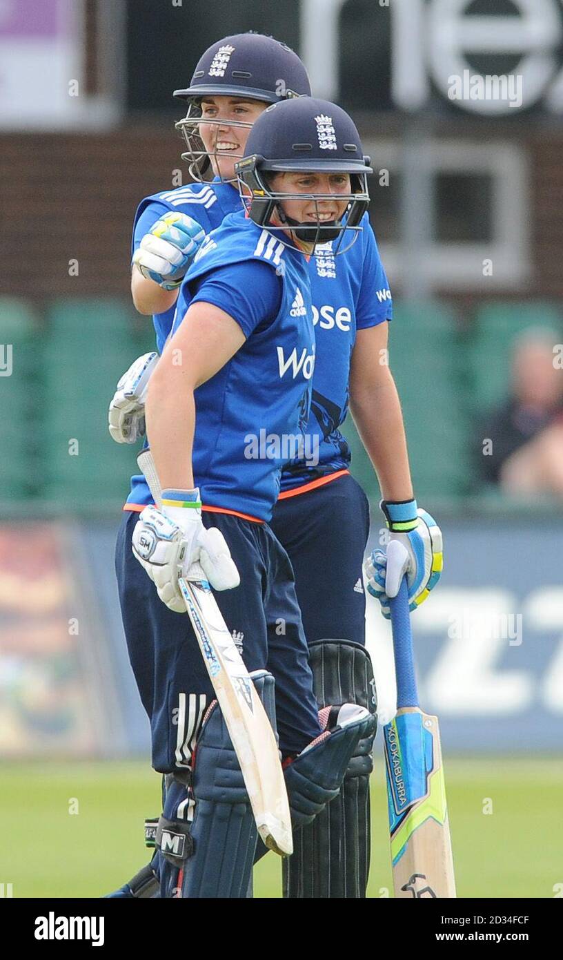 Die EnglandÂ Heather Knight ist von Natalie Sciver (links) gratulierte, nach einem halben Jahrhundert während des Spiels Royal London One Day International auf dem Fischer County Ground, Leicester erreichen. Stockfoto