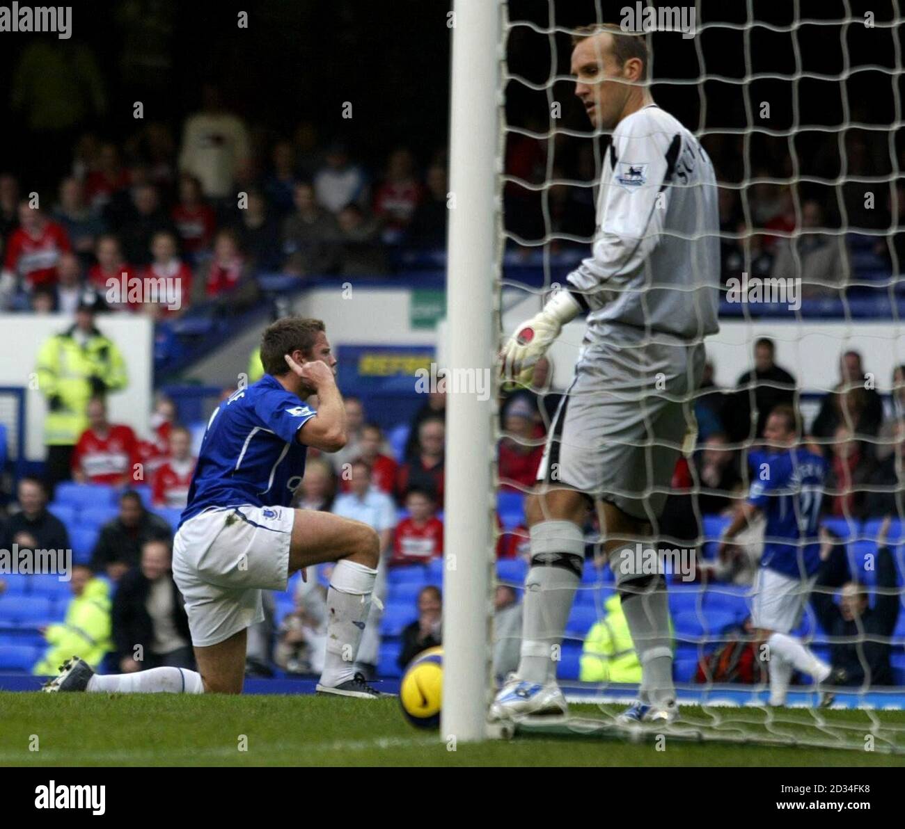 Evertons James Beattie (L) feiert sein Siegtreffer, als Middlesbrough-Torwart Mark Schwarzer seine Niedergeschlagenheit während des Barclays Premiership-Spiels im Goodison Park, Liverpool, Sonntag, 6. November 2005, zeigt. DRÜCKEN SIE VERBANDSFOTO. Das Foto sollte lauten: Nick Potts/PA. Stockfoto