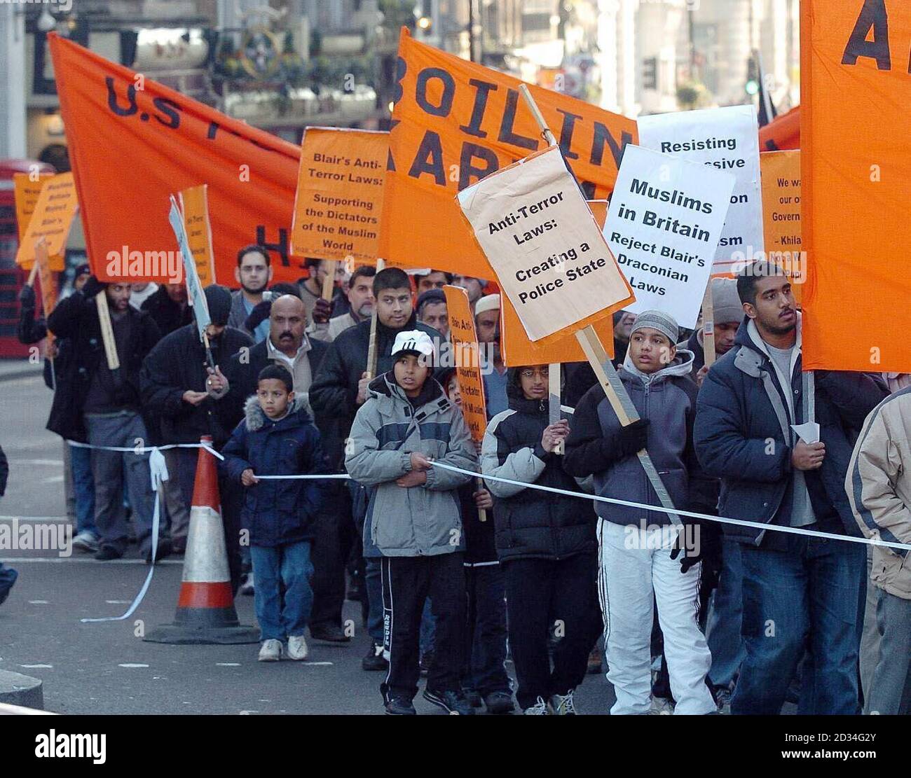 Muslime marschieren entlang Whitehall, London, und protestieren gegen die Einführung repressiver Anti-Terror-Gesetze durch die britische Regierung am Samstag, den 10. Dezember 2005. DRÜCKEN Sie VERBANDSFOTO. Bildnachweis sollte lauten: Michael Stephens/PA Stockfoto