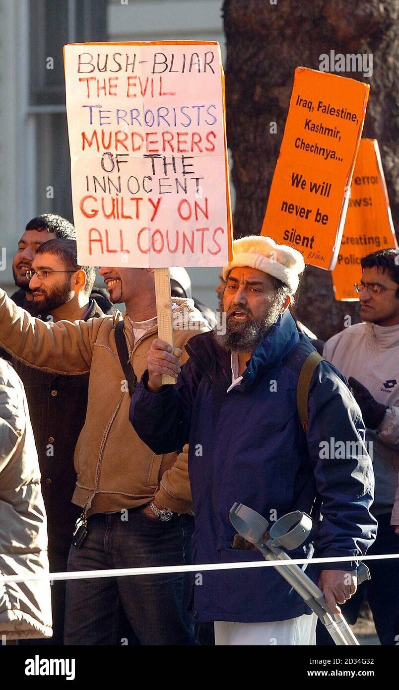 Muslime marschieren entlang Whitehall, London, und protestieren gegen die Einführung repressiver Anti-Terror-Gesetze durch die britische Regierung am Samstag, den 10. Dezember 2005. DRÜCKEN Sie VERBANDSFOTO. Bildnachweis sollte lauten: Michael Stephens/PA Stockfoto