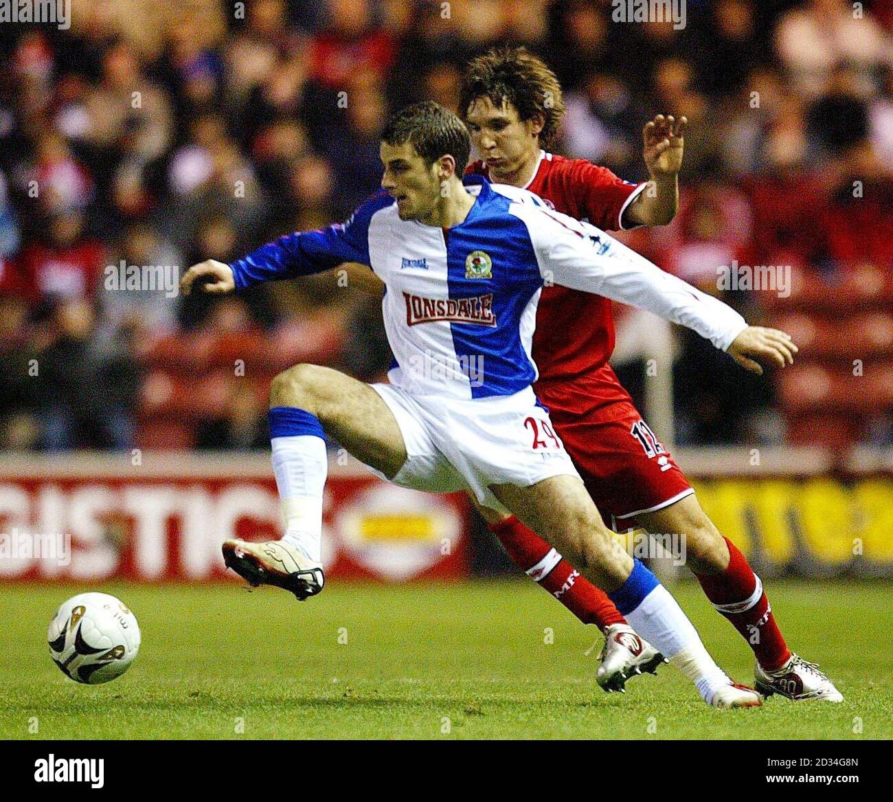 Middlesbroughs Emanual Pogatetz (R) kämpft mit David Bentley von Blackburn Rovers während des Viertelfinalmatches des Carling Cups im Riverside Stadium, Middlesbrough, am 21. Dezember 2005 um den Ball. DRÜCKEN SIE VERBANDSFOTO. Der Bildnachweis sollte lauten: Owen Humphreys/PA. Stockfoto