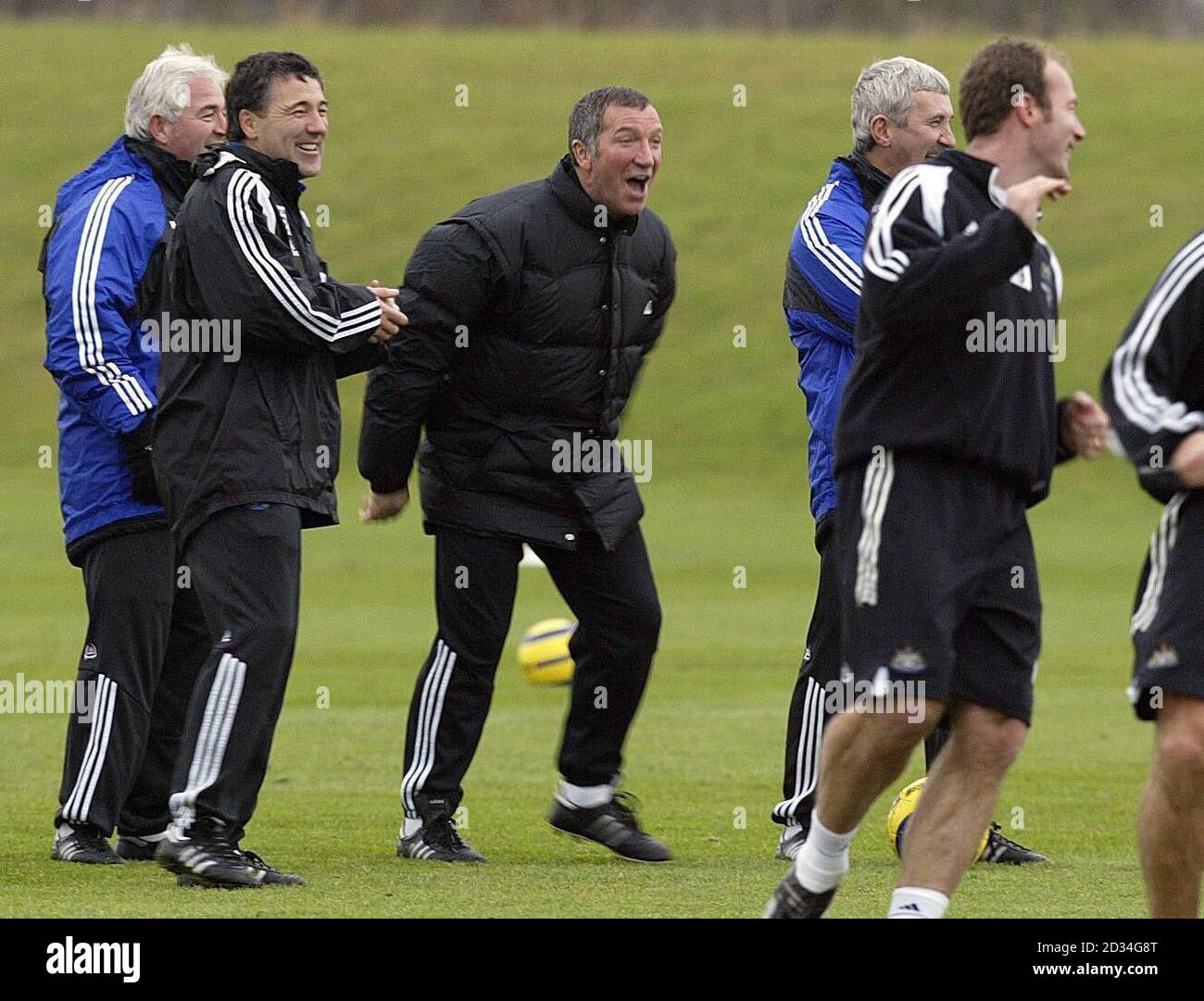 Newcastle Manager Graham Souness und Trainer Dean Saunders bei einer Trainingseinheit in Longbenton, Newcastle, Donnerstag, 22. Dezember 2005. *Hinweis an die Redaktion Dies sind die letzten Trainingsbilder aus Newcastle bis zum 30. Dezember 2005*. DRÜCKEN Sie VERBANDSFOTO. Bildnachweis sollte lauten: Owen Humphreys/PA DIESES BILD KANN NUR IM RAHMEN EINES REDAKTIONELLEN EINFALLS verwendet werden. KEINE WEBSITE-/INTERNETNUTZUNG, ES SEI DENN, DIE WEBSITE IST BEI DER FOOTBALL ASSOCIATION PREMIER LEAGUE REGISTRIERT. Stockfoto