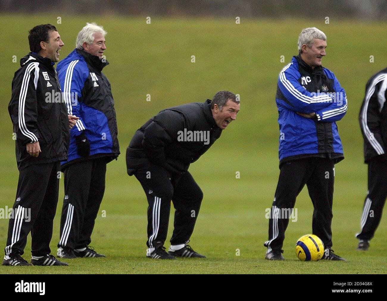 Newcastle Manager Graham Souness und Trainer Terry Mc Dermott bei einer Trainingseinheit in Longbenton, Newcastle, Donnerstag, 22. Dezember 2005. *Hinweis an die Redaktion Dies sind die letzten Trainingsbilder aus Newcastle bis zum 30. Dezember 2005*. DRÜCKEN Sie VERBANDSFOTO. Bildnachweis sollte lauten: Owen Humphreys/PA DIESES BILD KANN NUR IM RAHMEN EINES REDAKTIONELLEN EINFALLS verwendet werden. KEINE WEBSITE-/INTERNETNUTZUNG, ES SEI DENN, DIE WEBSITE IST BEI DER FOOTBALL ASSOCIATION PREMIER LEAGUE REGISTRIERT. Stockfoto