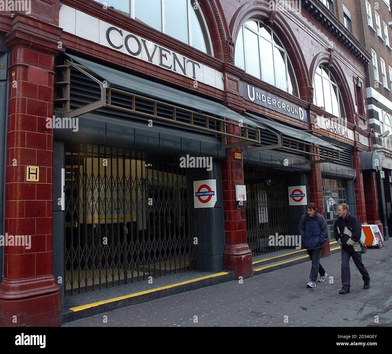 Der Londoner U-Bahnhof Covent Garden London ist am Montag, den 9. Januar 2006, wegen eines 24-stündigen Streiks von Mitgliedern der RMT-Gewerkschaft für Pendler geschlossen. Siehe PA Story INDUSTRY Tube. DRÜCKEN Sie VERBANDSFOTO. Bildnachweis sollte lauten: Michael Stephens / PA. Stockfoto