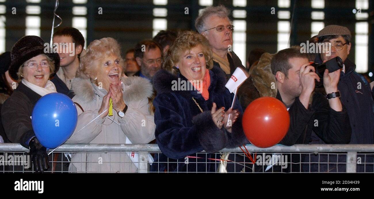 Eine Menge Leute beobachten den Start von HMS Daring, dem mächtigsten Zerstörer, der jemals in Großbritannien in Scotstoun in Glasgow gebaut wurde, Mittwoch, 1. Februar 2006. Wagemutige wird das fortschrittlichste Kriegsschiff der Welt sein, wenn sie 2009 in Dienst tritt. Siehe PA Geschichte VERTEIDIGUNG Kriegsschiff. DRÜCKEN Sie VERBANDSFOTO. Bildnachweis sollte lauten: Danny Lawson /PA. Stockfoto