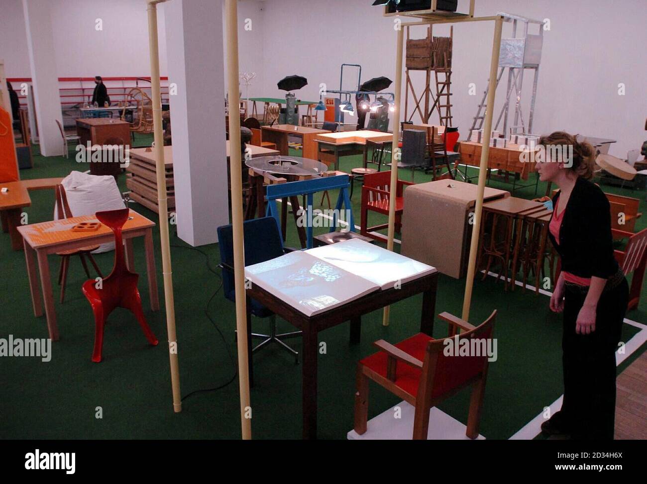A Women inspects the Happy End of Franz Kafkas Amerika (1994), a large-scale Installation von Martin Kippenberger (1953-1997), at the Tate Modern in London, Dienstag, 7. Februar 2006. Sie war noch nie in Großbritannien zu sehen und ist Teil einer Retrospektive der maverick deutschen Künstlereröffnung in der Tate Modern tomorrow. Siehe PA Geschichte KUNST Kippenberger. DRÜCKEN Sie VERBANDSFOTO. Bildnachweis sollte lauten: Michael Stephens / PA. Stockfoto