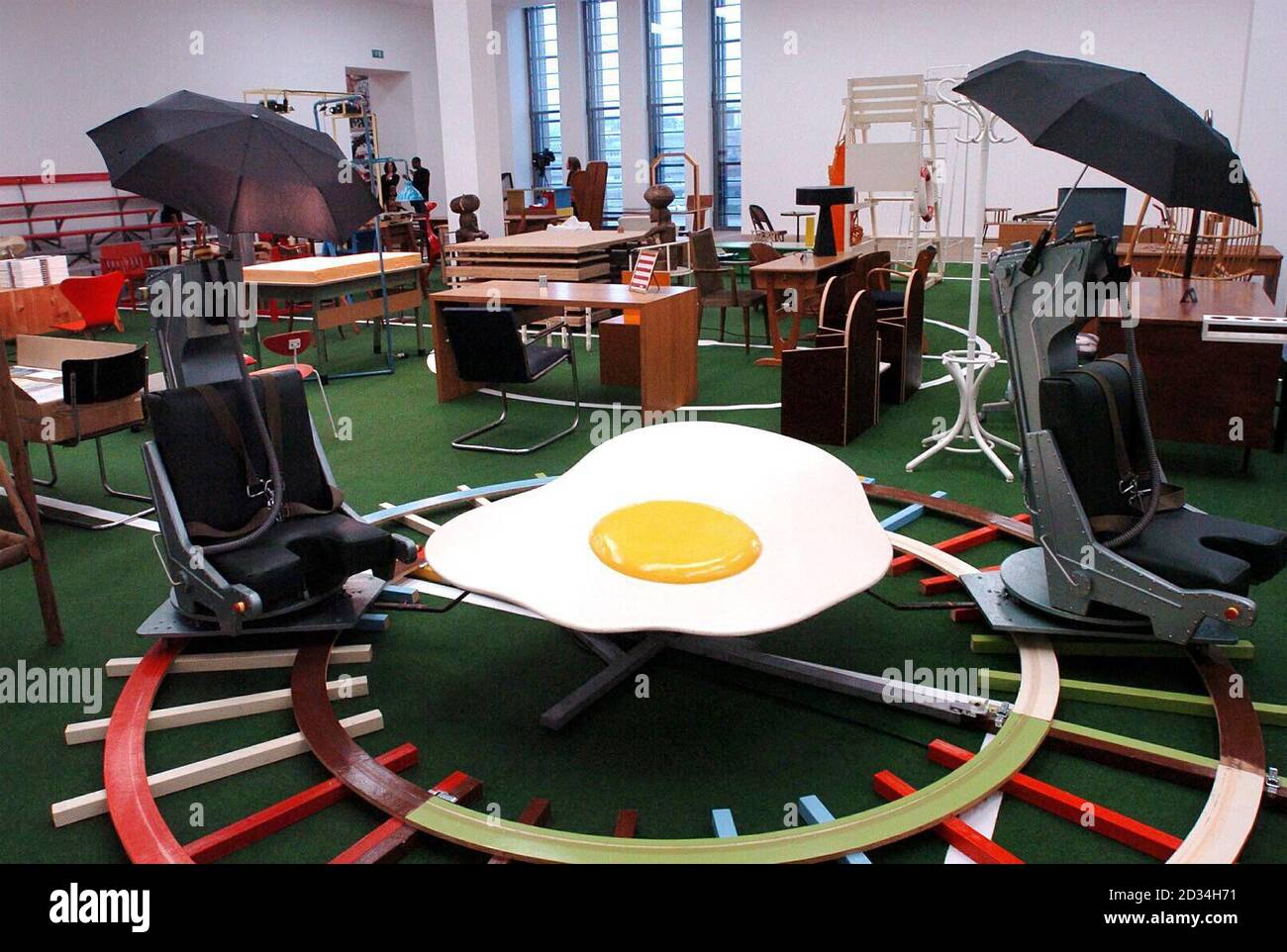 The Happy End of Franz Kafkas Amerika (1994), eine Großinstallation von Martin Kippenberger (1953-1997), in der Tate Modern in London, Dienstag, 7. Februar 2006. Sie war noch nie in Großbritannien zu sehen und ist Teil einer Retrospektive der maverick deutschen Künstlereröffnung in der Tate Modern tomorrow. Siehe PA Geschichte KUNST Kippenberger. DRÜCKEN Sie VERBANDSFOTO. Bildnachweis sollte lauten: Michael Stephens / PA. Stockfoto