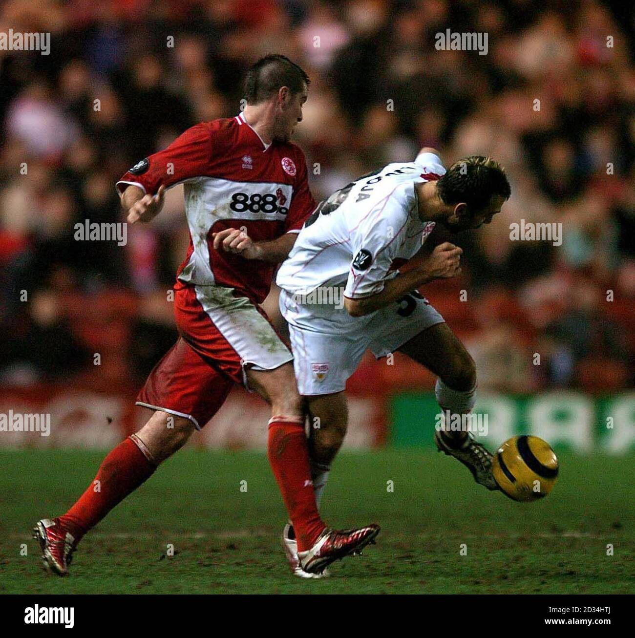 Der Sunderland-Stürmer Niall Quinn wird von Newcastles Nikolaos Dabizas während ihres FA Barclaycard Premiership-Spiels im Sunderland Stadium of Light vom Ball blockiert. Stockfoto