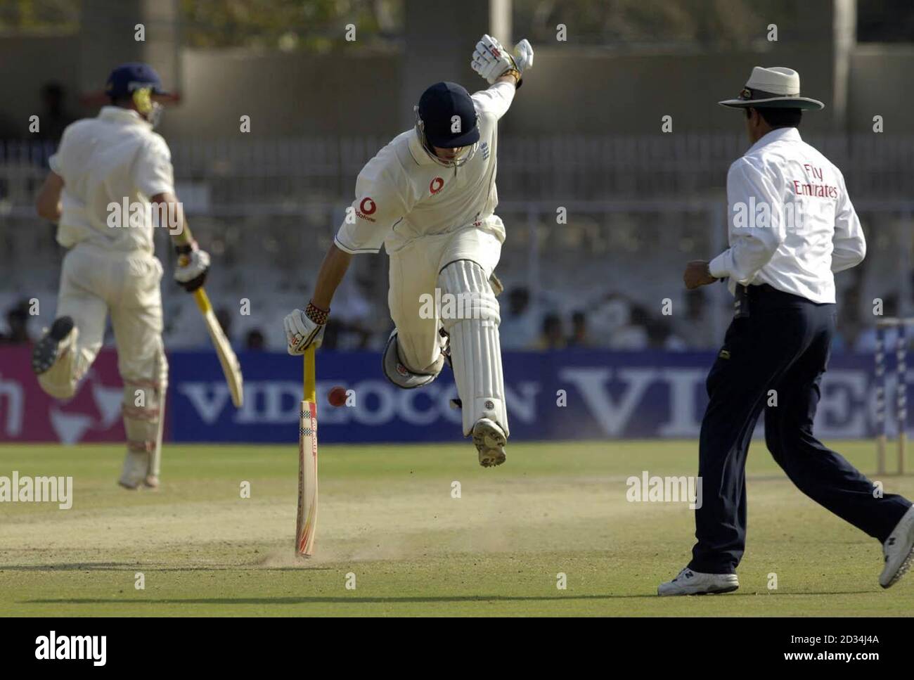 Der englische Alastair Cook trifft seinen Boden in einer Auslaufentscheidung auf dem Weg zu seinem Jahrhundert gegen Indien am vierten Tag des ersten Testspieles auf dem Vidarbha Cricket Association Ground, Nagpur, Indien, am Samstag, 4. März 2006. DRÜCKEN SIE VERBANDSFOTO. Bildnachweis sollte lauten: Rebecca Naden/PA. ***NUR FÜR REDAKTIONELLE ZWECKE - KEINE NUTZUNG DES MOBILTELEFONS*** Stockfoto