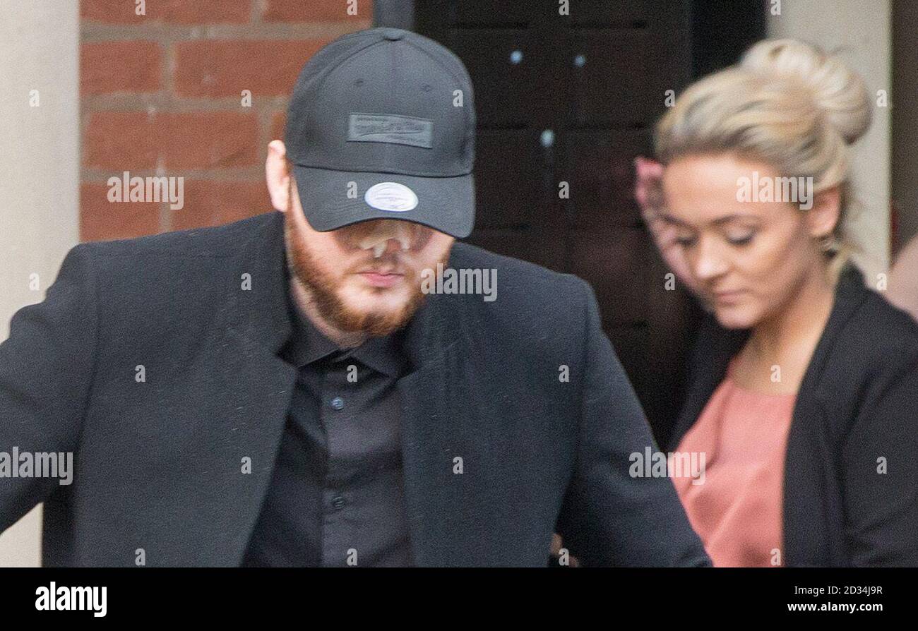 James Arthur Hinterlasst Teesside Crown Court In Middlesbrough Nach Zeugenaussage In Der Prufung Des Christopher John Revell 30 Wer Fur Ein Pint Glas Uber Herrn Arthur Kopf Zerschlagen Nachdem Die Sangerin Eine