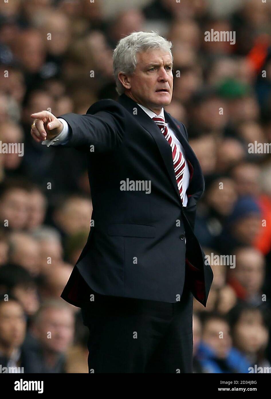 Stoke City-Manager Mark Hughes Gesten an der Seitenlinie während der Premier-League-Spiel an der White Hart Lane, London. Stockfoto