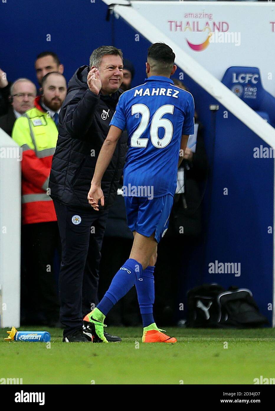 Riyad Mahrez von Leicester City feiert das zweite Tor seiner Spielmannschaft mit dem Hausmeister-Manager Craig Shakespeare während des Premier League-Spiels im King Power Stadium, Leicester. Stockfoto